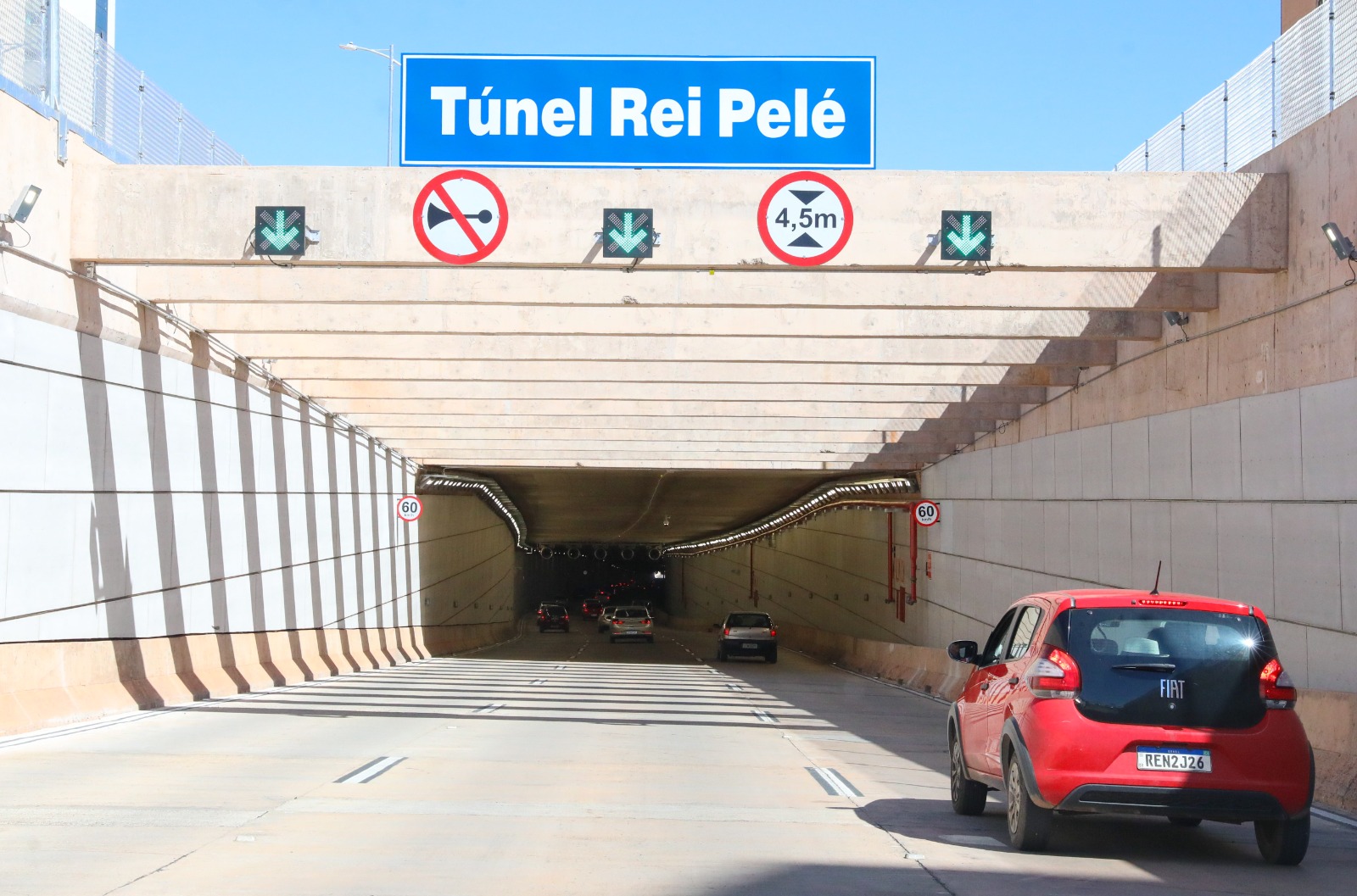 Túnel Rei Pelé é fechado nas noites de segunda para limpeza