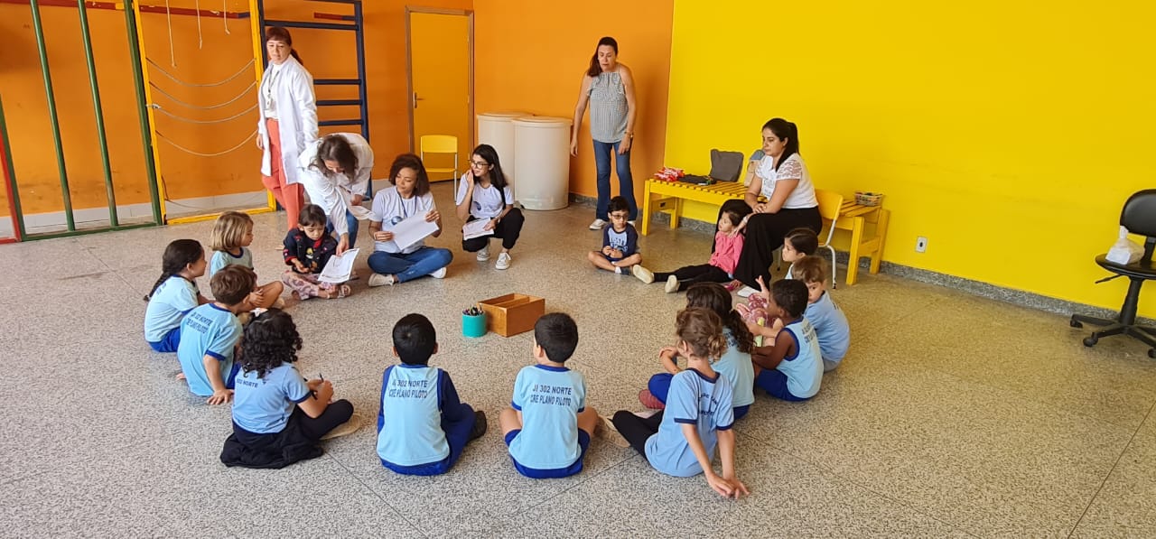 Estudantes da Escola Técnica de Saúde de Brasília orientam crianças sobre saúde bucal