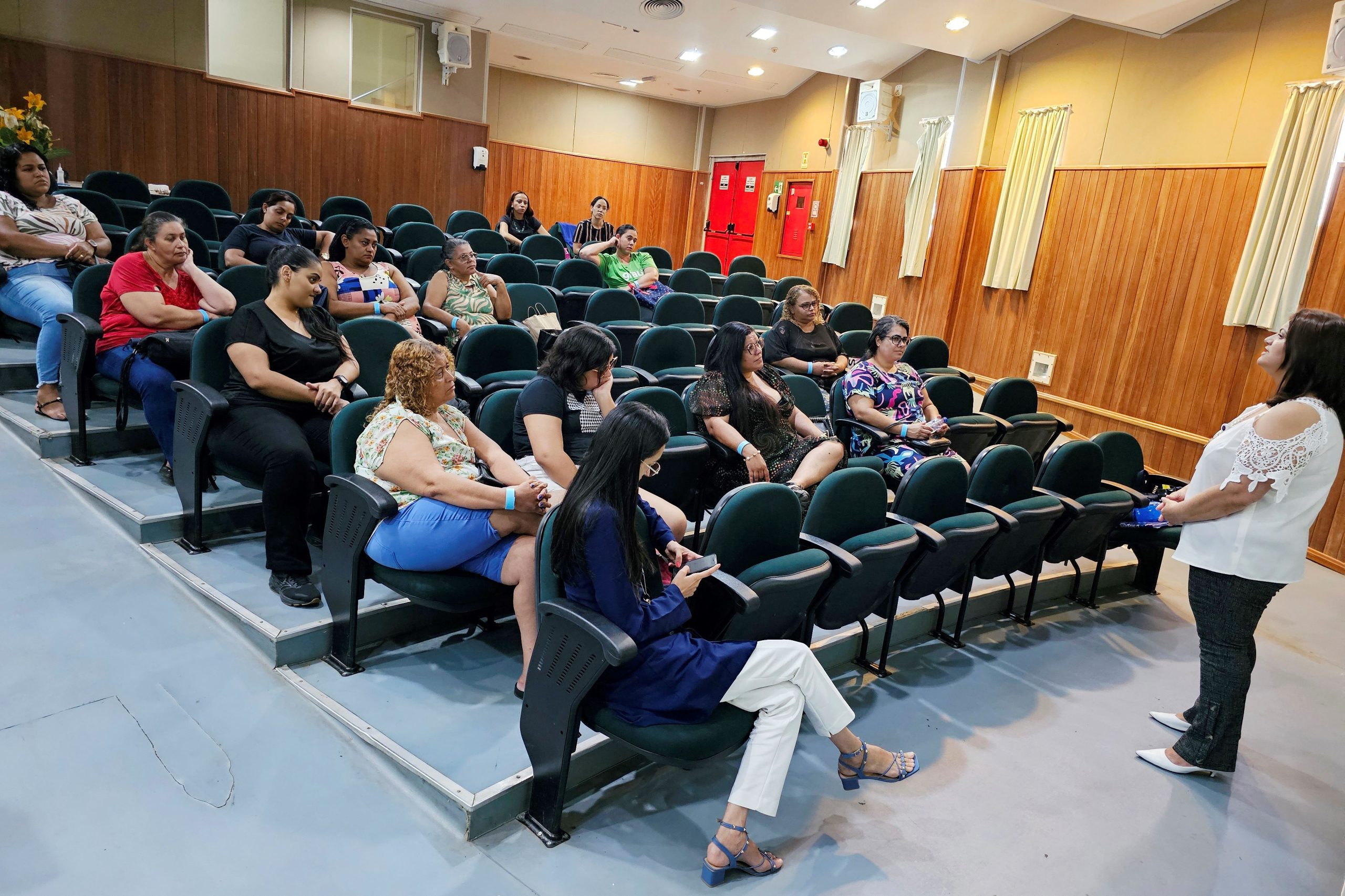 Pacientes do Grupo de Emagrecimento do HRSM participam de palestra sobre autoestima 