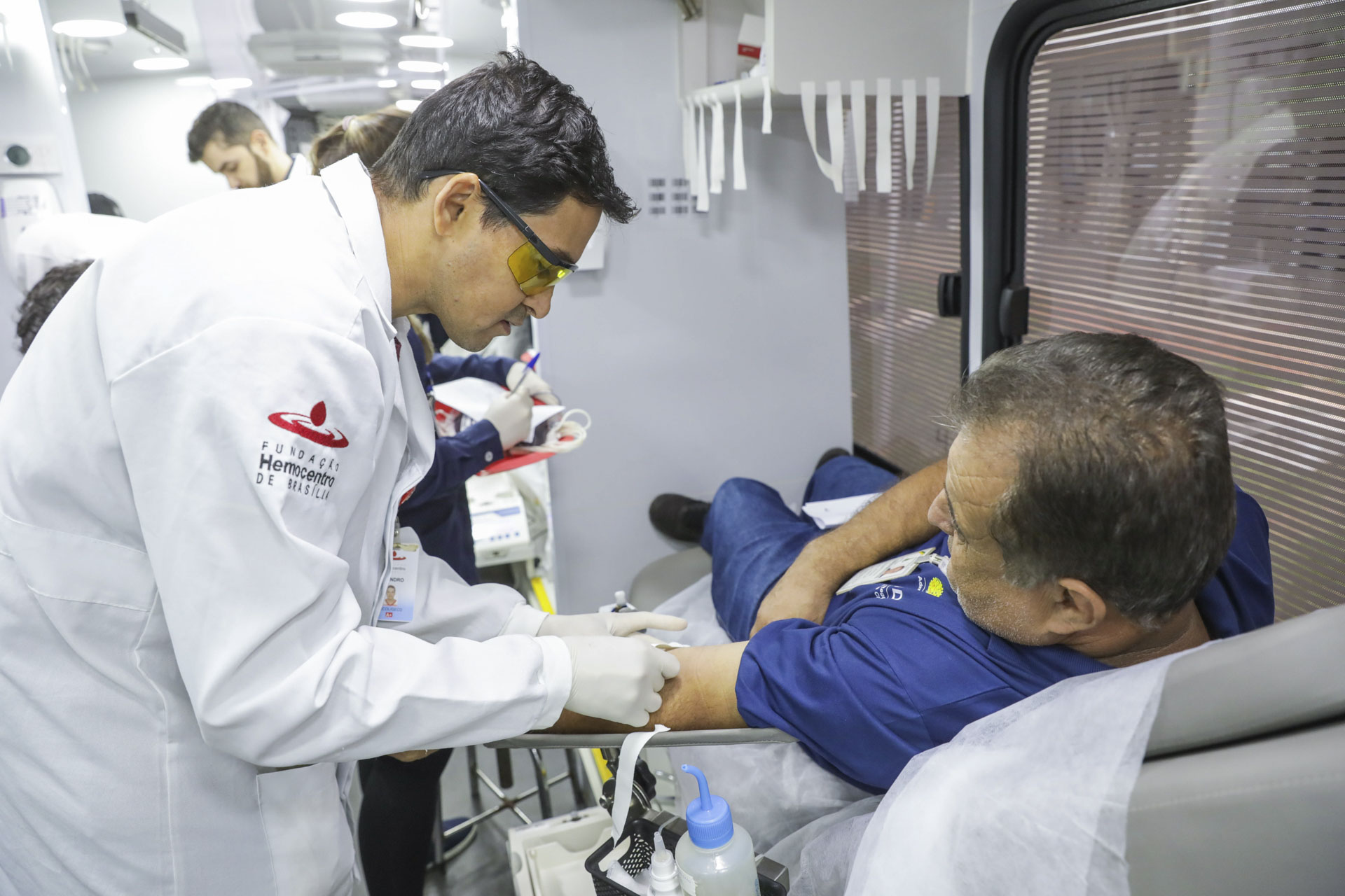 Moradores de Águas Claras doam sangue em Unidade Móvel do Hemocentro