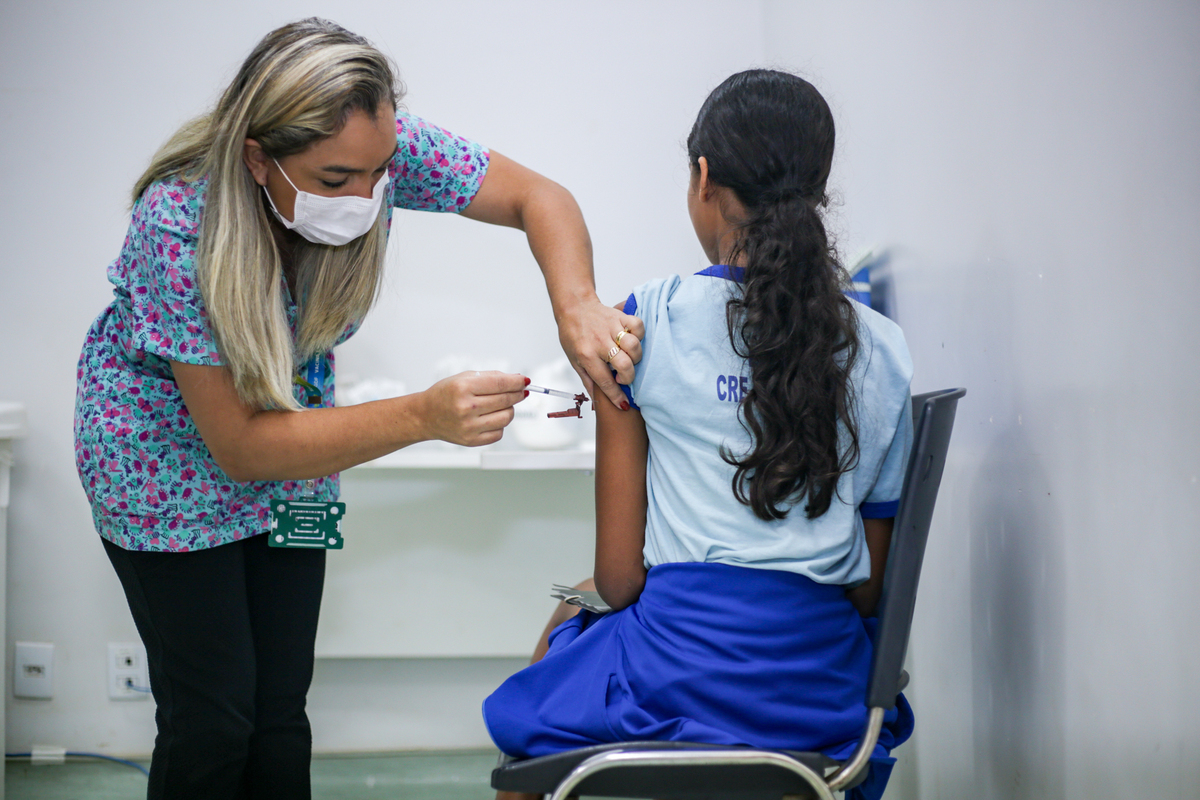 Alunos de escola pública recebem vacinas contra a dengue
