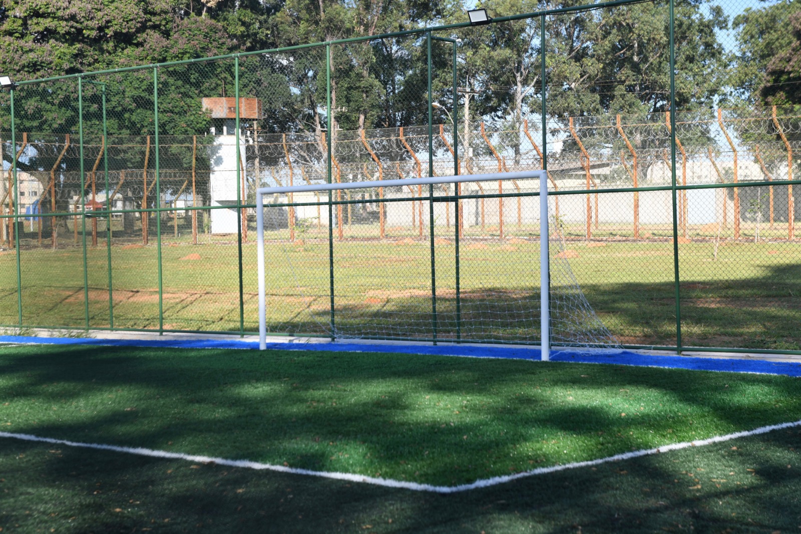 Inauguração de campo de futebol de grama sintética contribui para ressocialização de socioeducandos