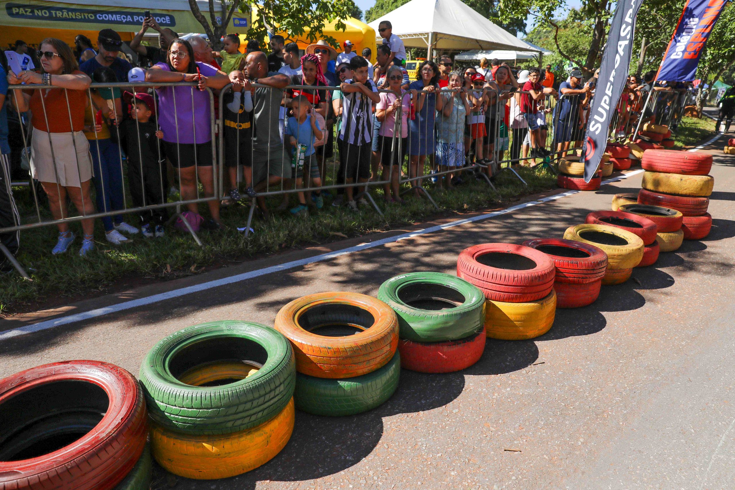Cerca de 250 pneus descartados são recolhidos no Setor de Oficinas do Paranoá