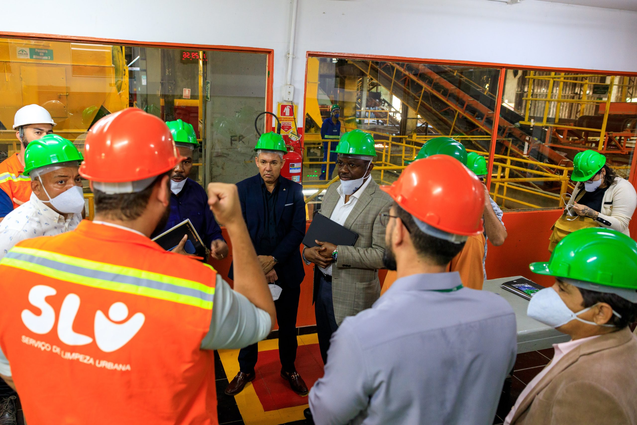 Delegação angolana visita SLU e troca experiências sobre gestão de resíduos sólidos
