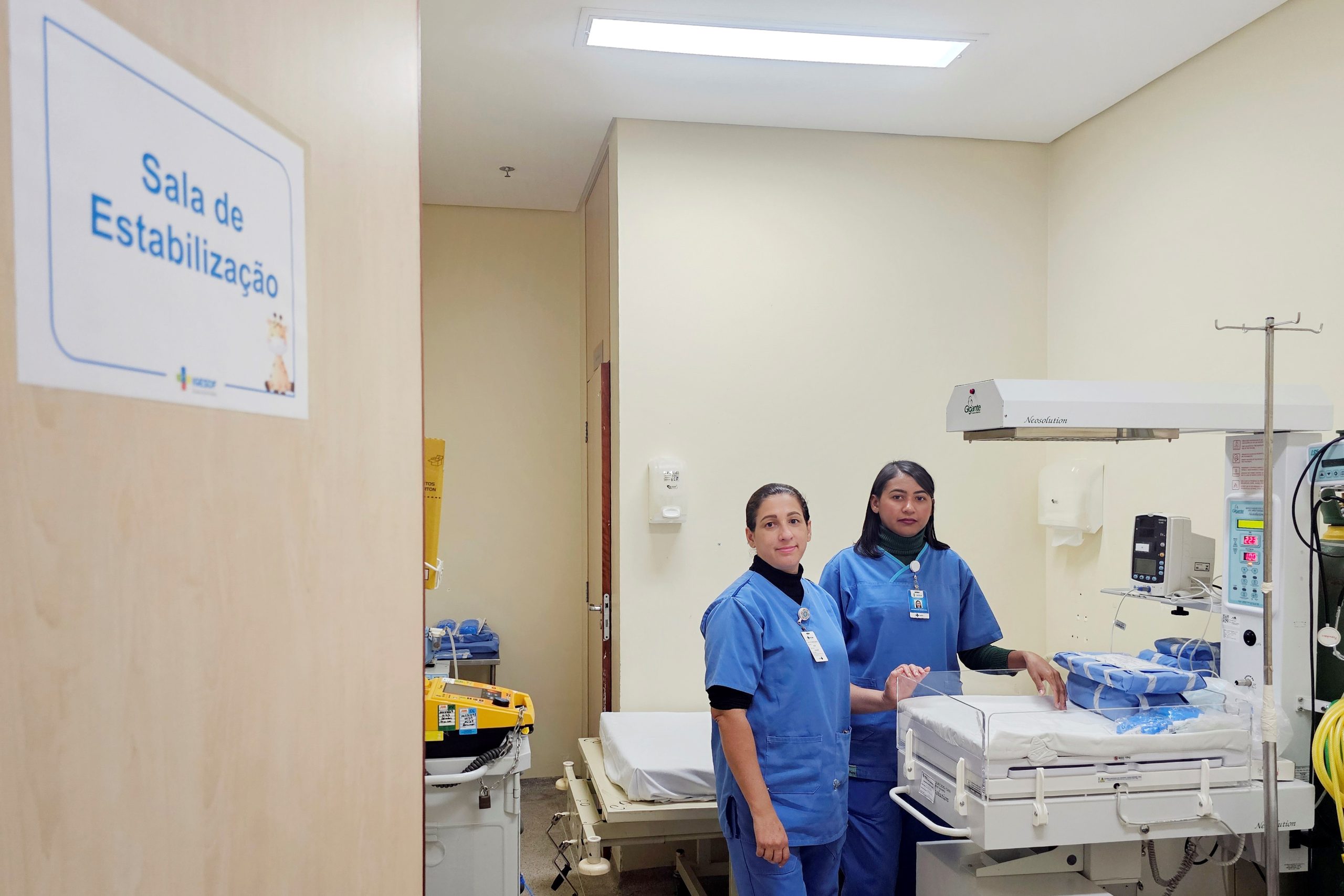 Enfermeiras obstetras do HRSM fazem avaliação em gestantes em sala de triagem
