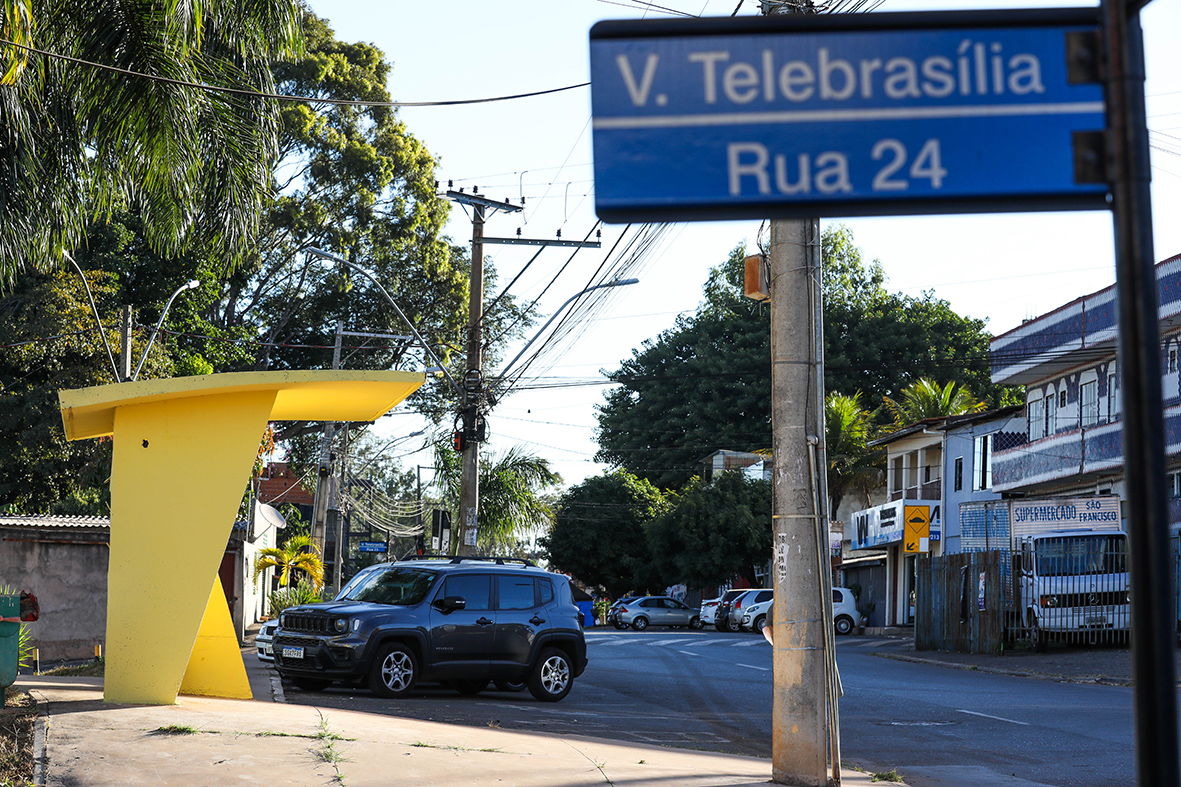 Paradas de ônibus na Vila Telebrasília passam por limpeza e pintura
