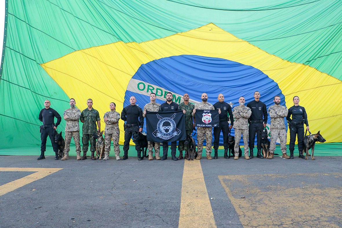 Formada primeira turma do curso de operações com cães da Academia de Polícia Penal do DF