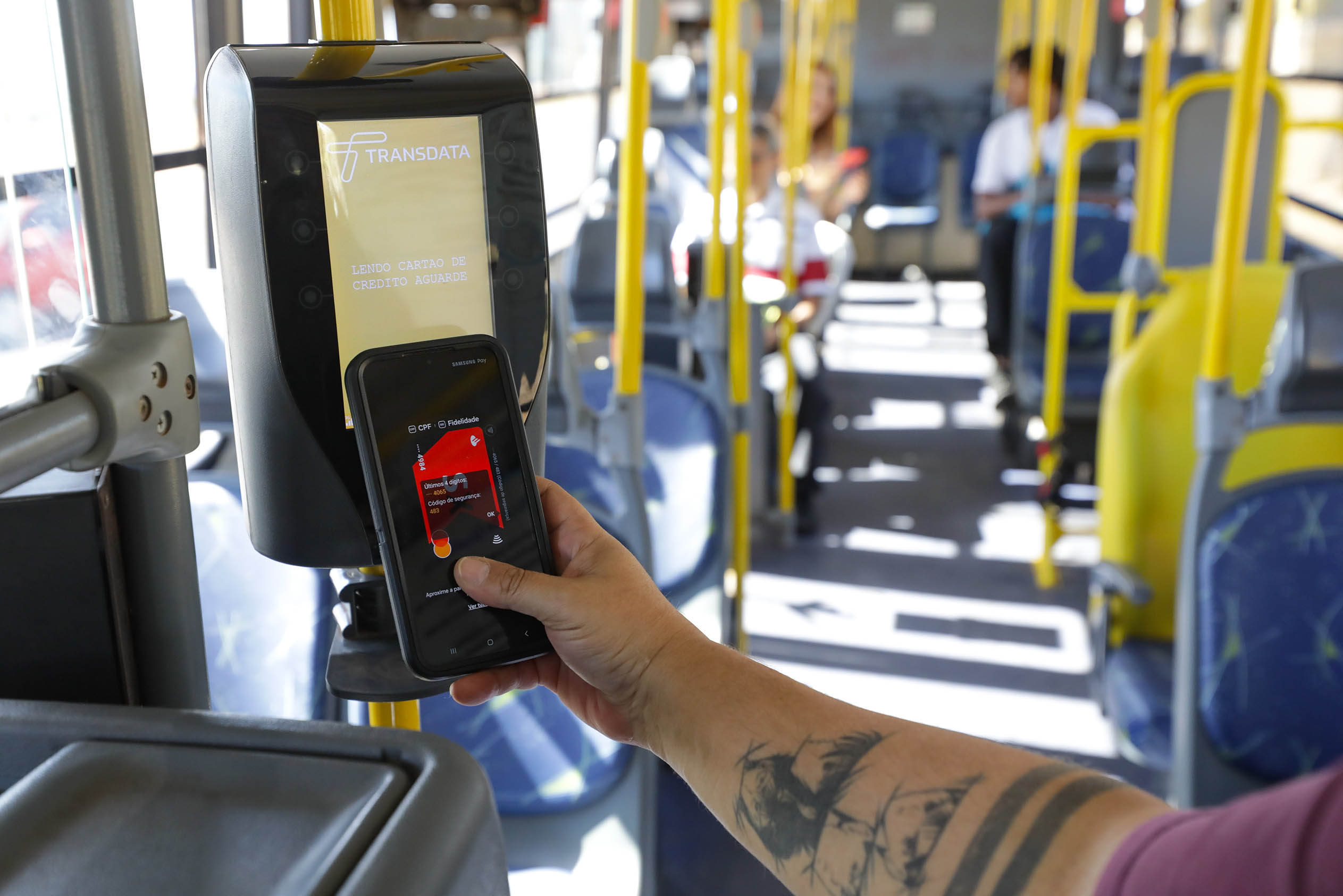 Mais de mil ônibus do DF já aceitam cartões de crédito e débito como forma de pagamento