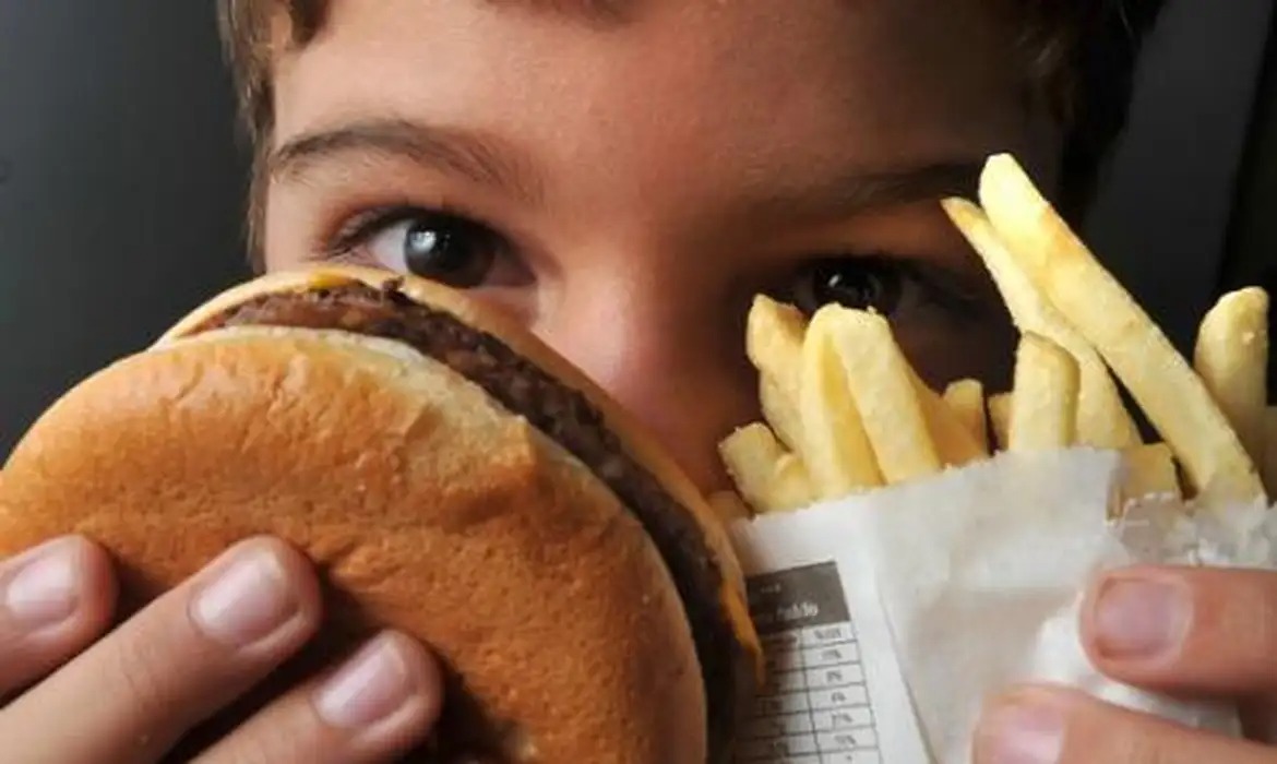 Crianças refletem hábitos alimentares das próprias famílias, alerta especialista do HCB