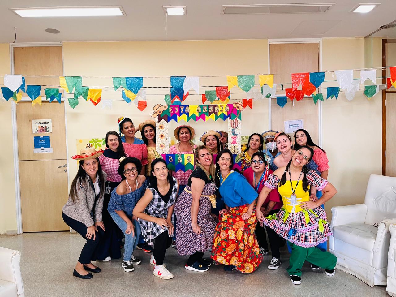 Unidade de Cuidados Intermediários Neonatais promove festa junina para equipe e pacientes