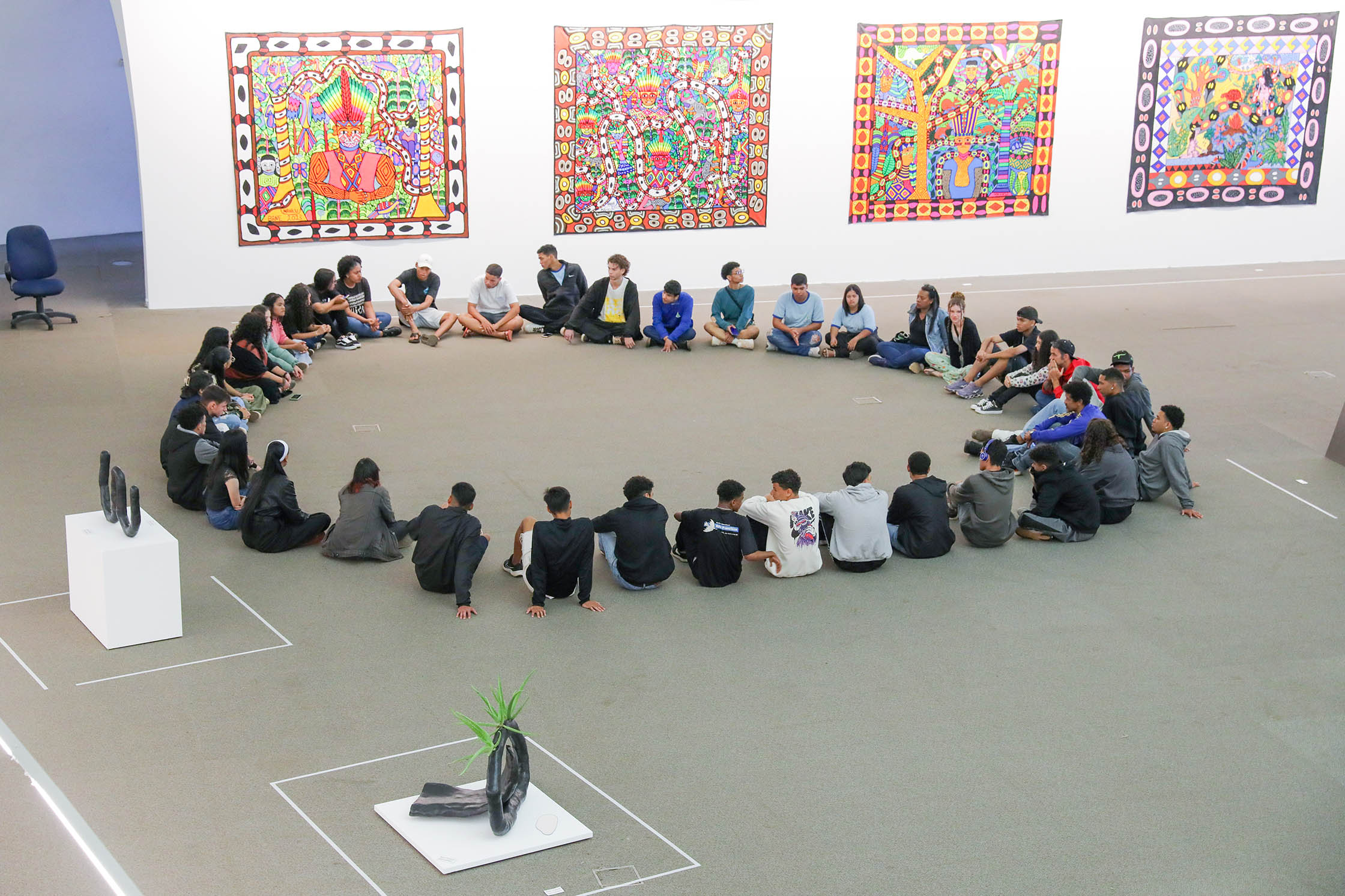 Alunos de escolas públicas visitam seleção especial da 35ª Bienal de São Paulo