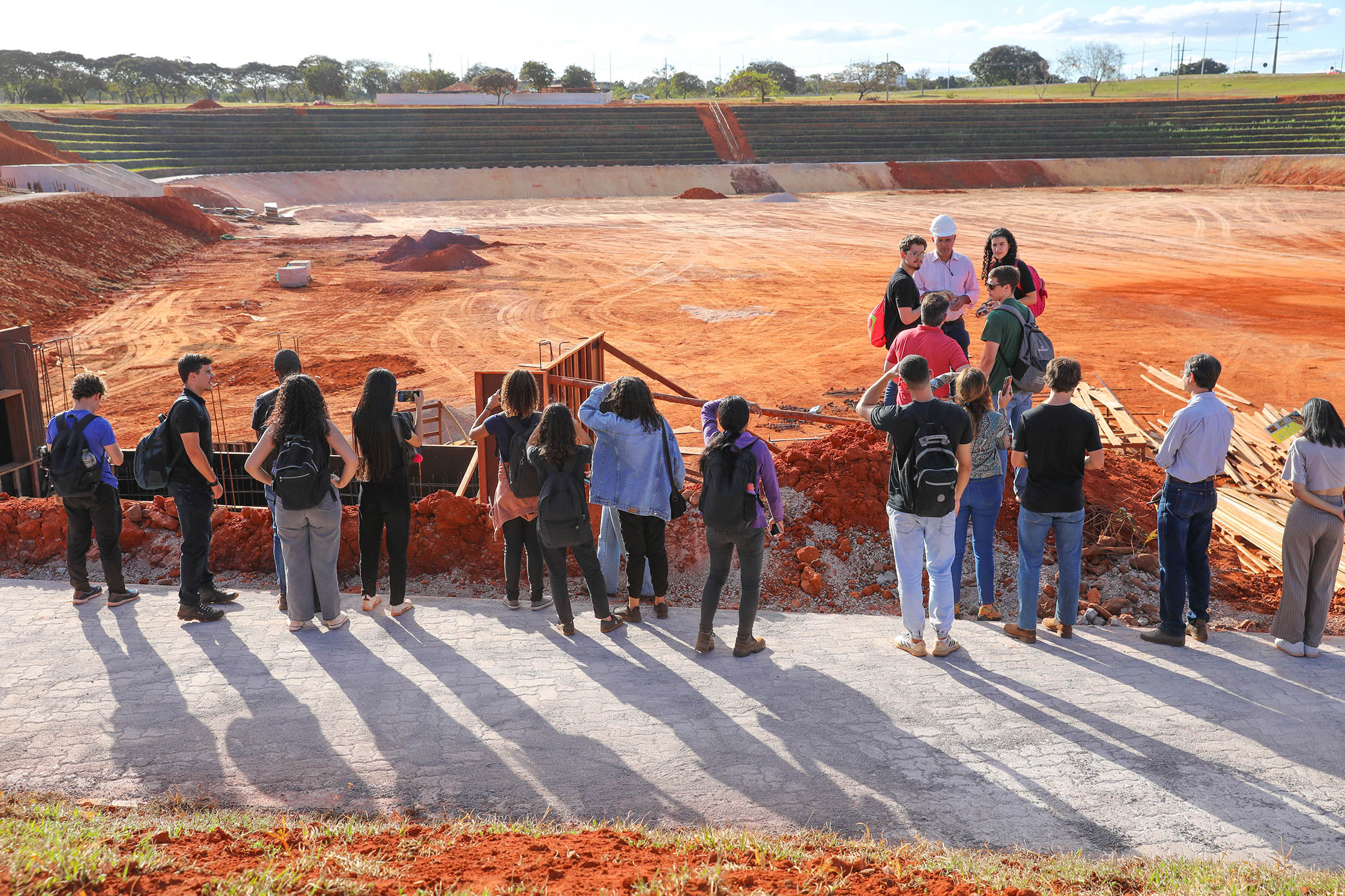 Estudantes de engenharia acompanham obras da bacia de detenção do Drenar DF