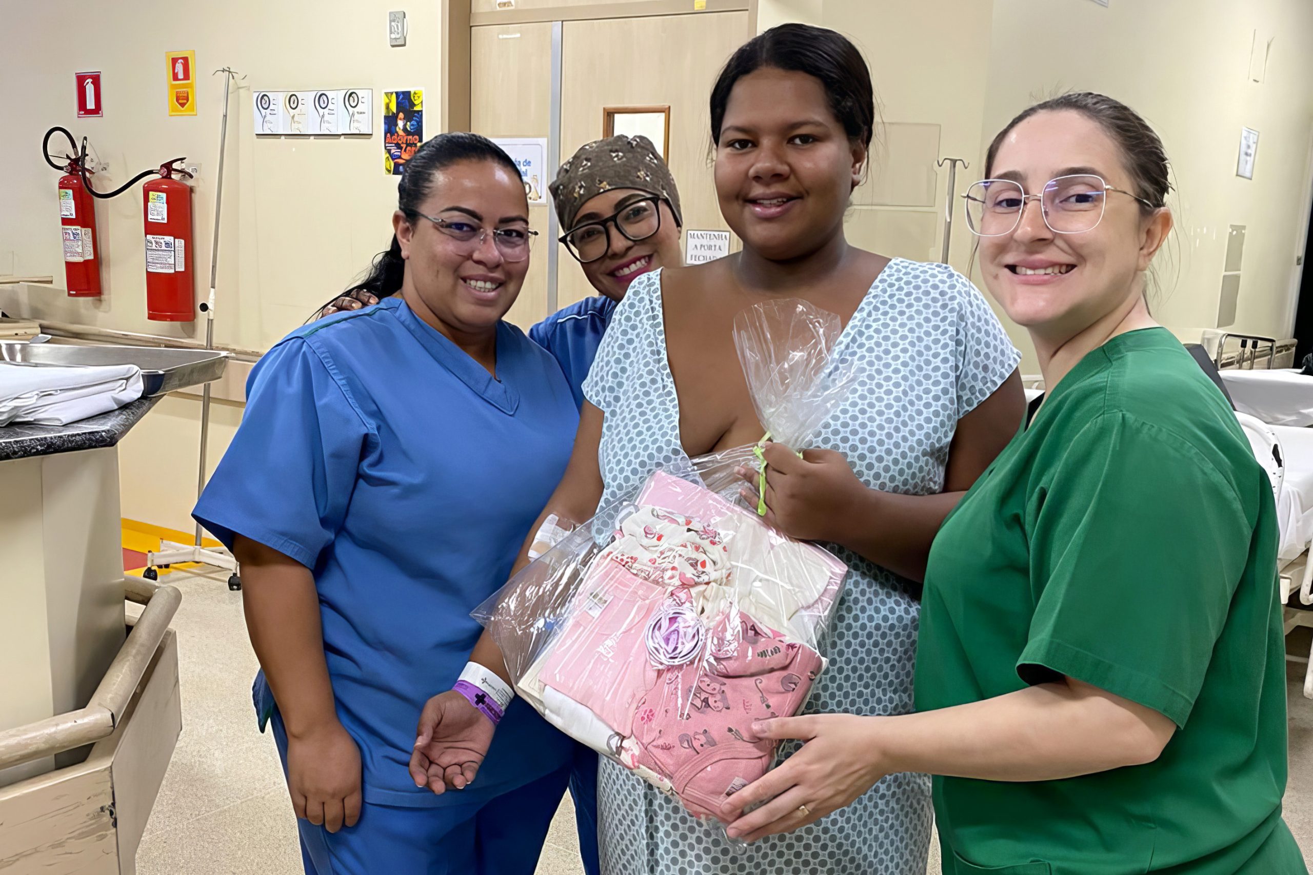 Enfermeira do HRSM doa kits de enxovais para mães que acabaram de dar à luz