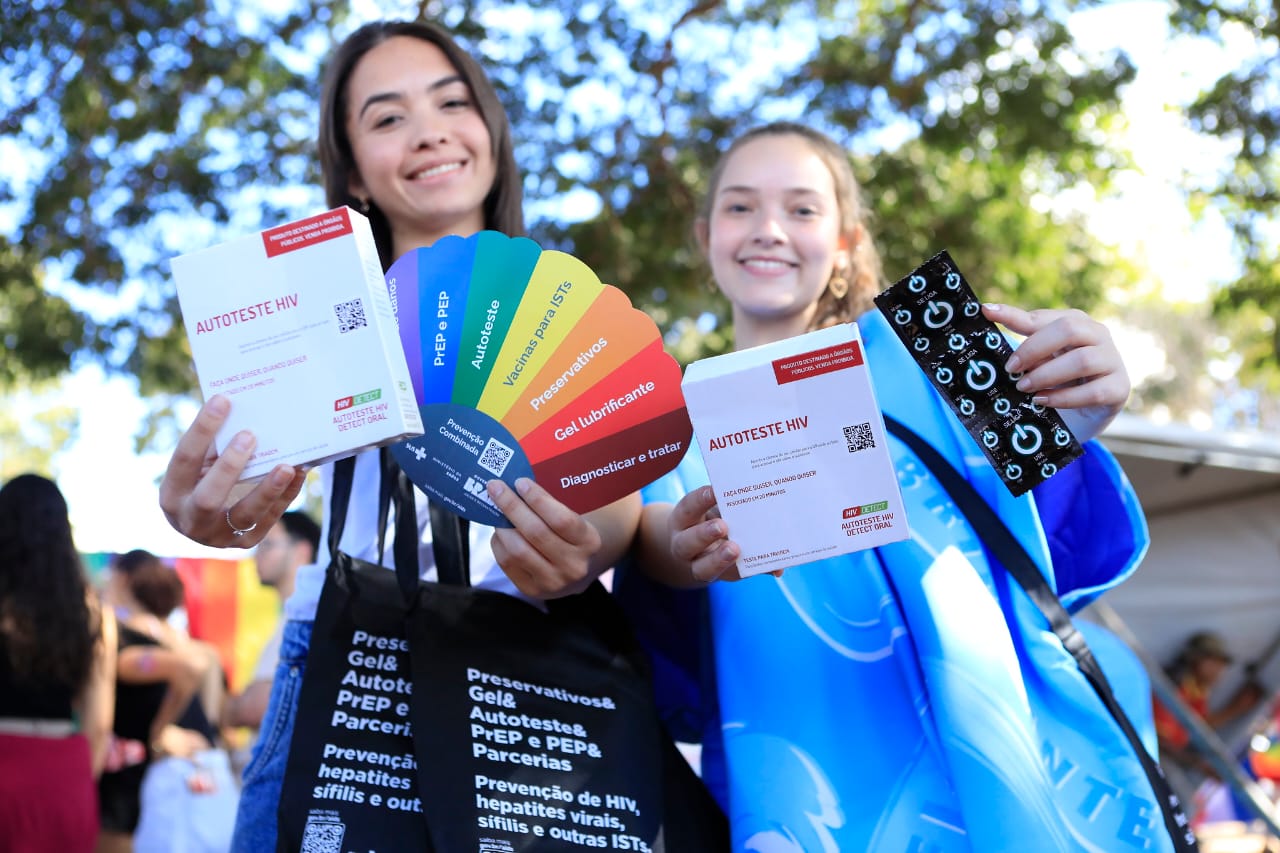 Saúde leva prevenção e material educativo à 25ª Parada do Orgulho LGBTQIAPN+