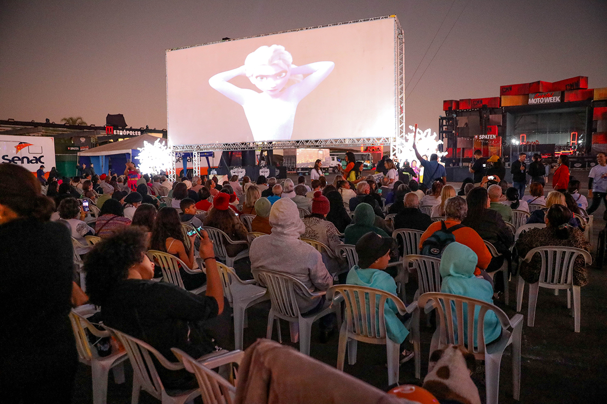 Projeto do GDF leva 150 idosos para sessão de cinema no Capital Moto Week