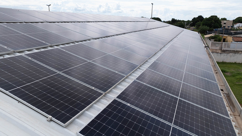 Investimento de R$ 130 milhões vai levar energia solar para prédios públicos do DF