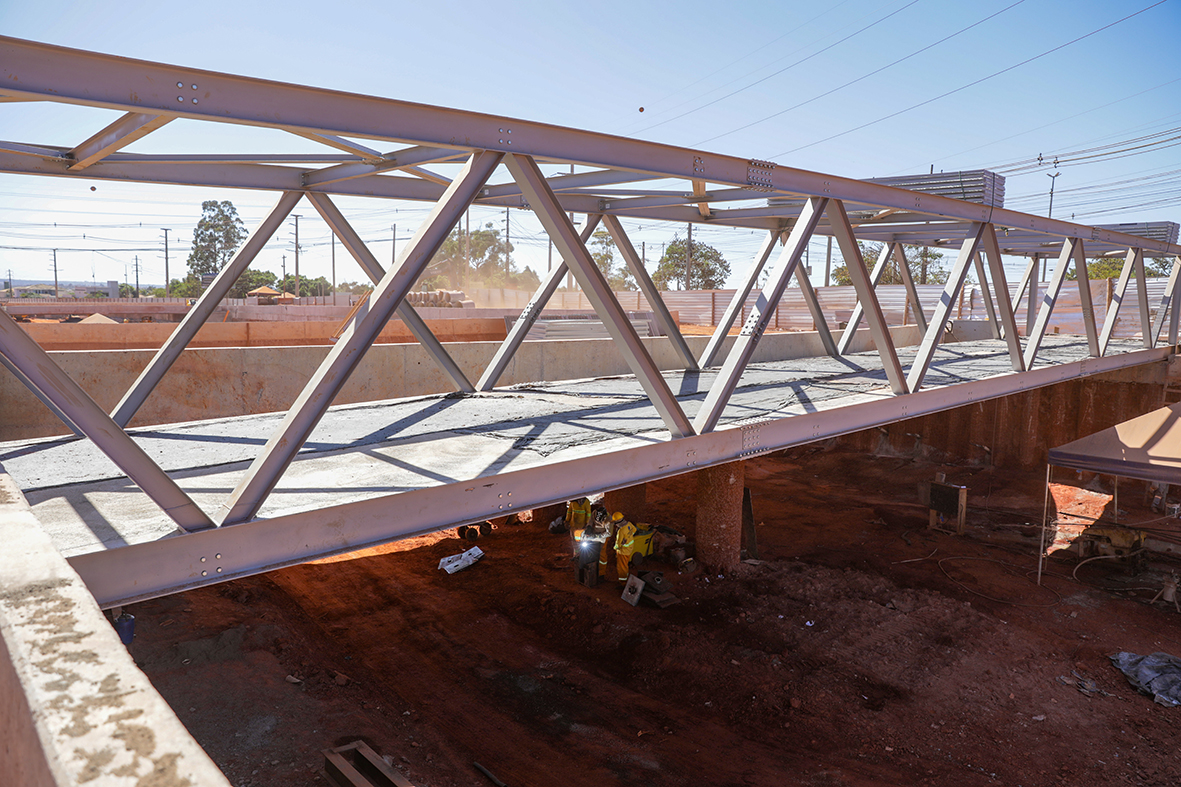 Equipes trabalham na instalação da passarela para pedestres do Viaduto do Jardim Botânico