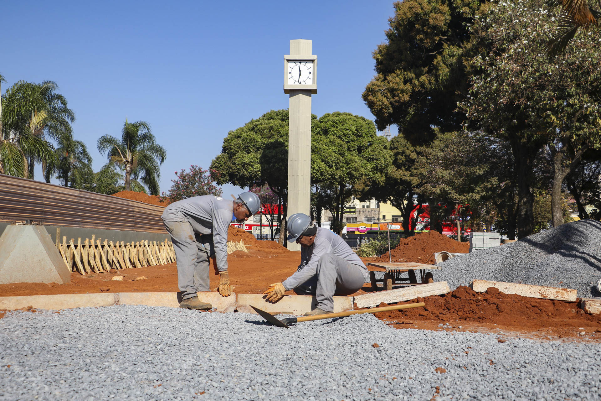 Obras na Praça do Relógio entram na fase de terraplanagem e instalação de calçadas