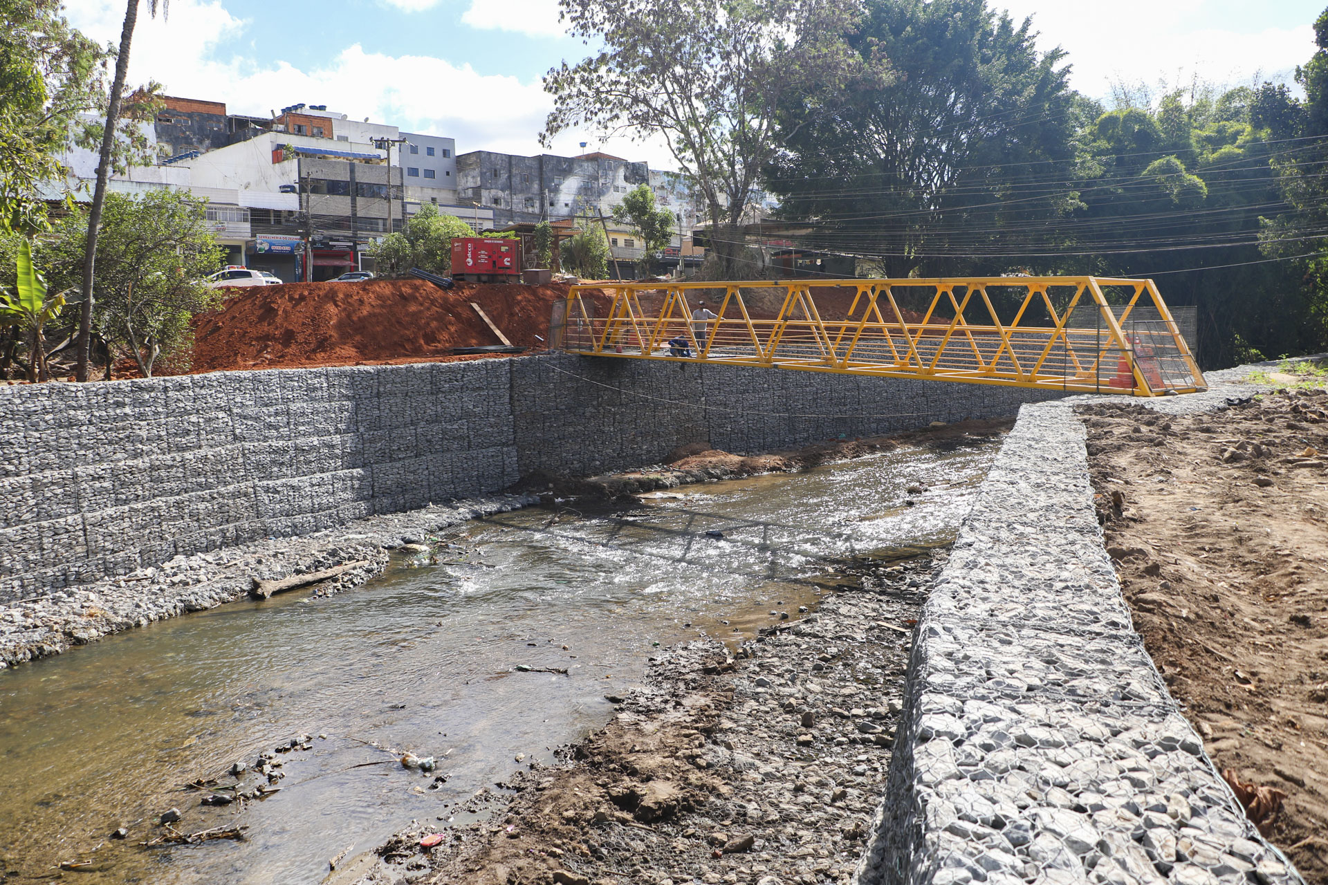 Instalada nova estrutura da ponte de acesso de pedestres à Vila Cauhy