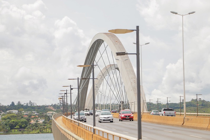 Ponte JK tem duas faixas interditadas para obras de reparo