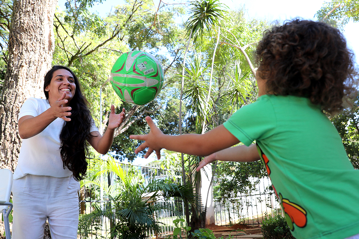 Brasilienses apostam em carinho e estímulos para o desenvolvimento das crianças