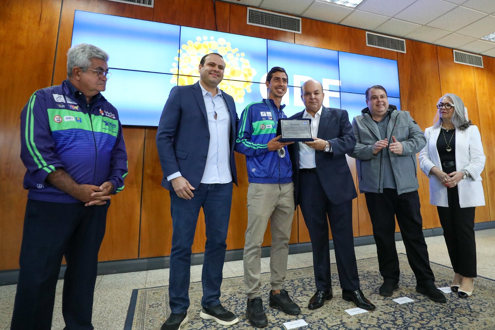 Durante homenagem a Caio Bonfim, GDF anuncia reforma de estádios e ampliação de modalidades no Bolsa Atleta