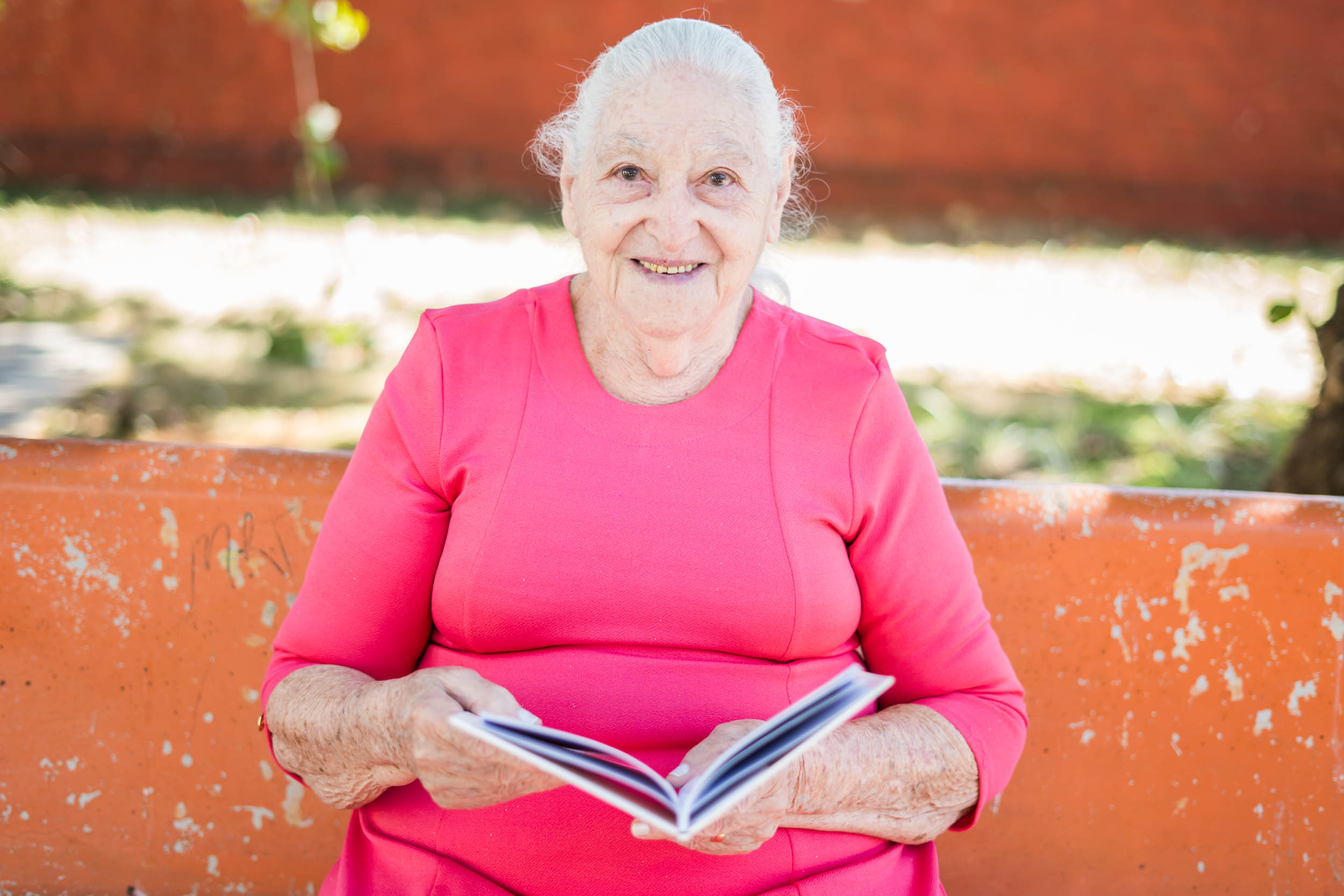 Ex-aluna da Educação de Jovens e Adultos escreve autobiografia aos 87 anos