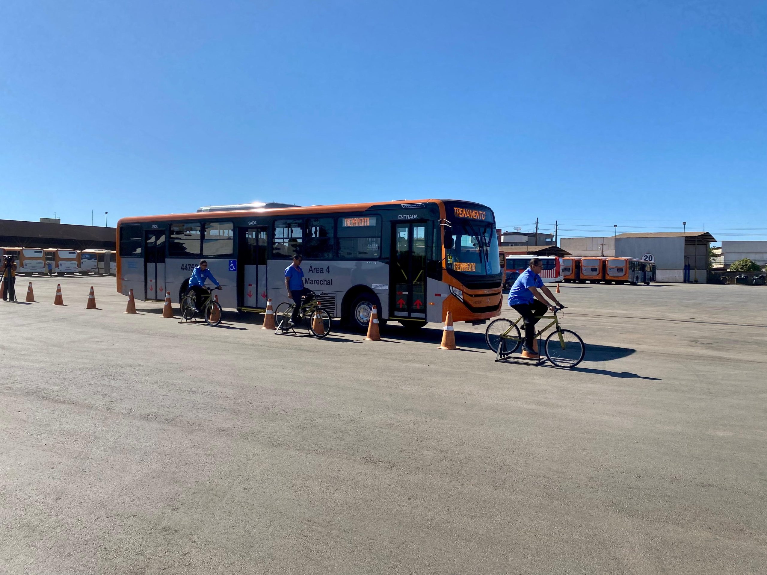 Treinamento coloca motoristas de ônibus no lugar de ciclistas