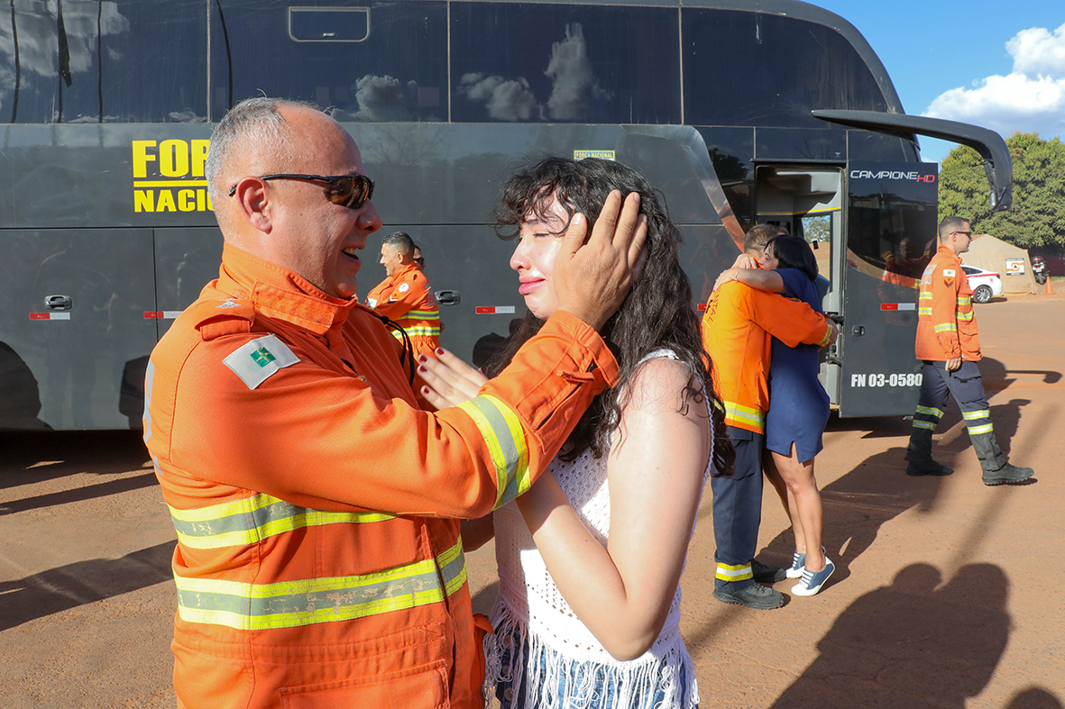 Bombeiros que combateram incndios no Amazonas retornam a Braslia