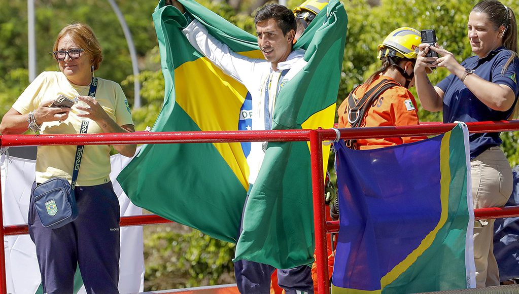 Carreata em Sobradinho marca festa de retorno de Caio Bonfim, medalhista de prata em Paris