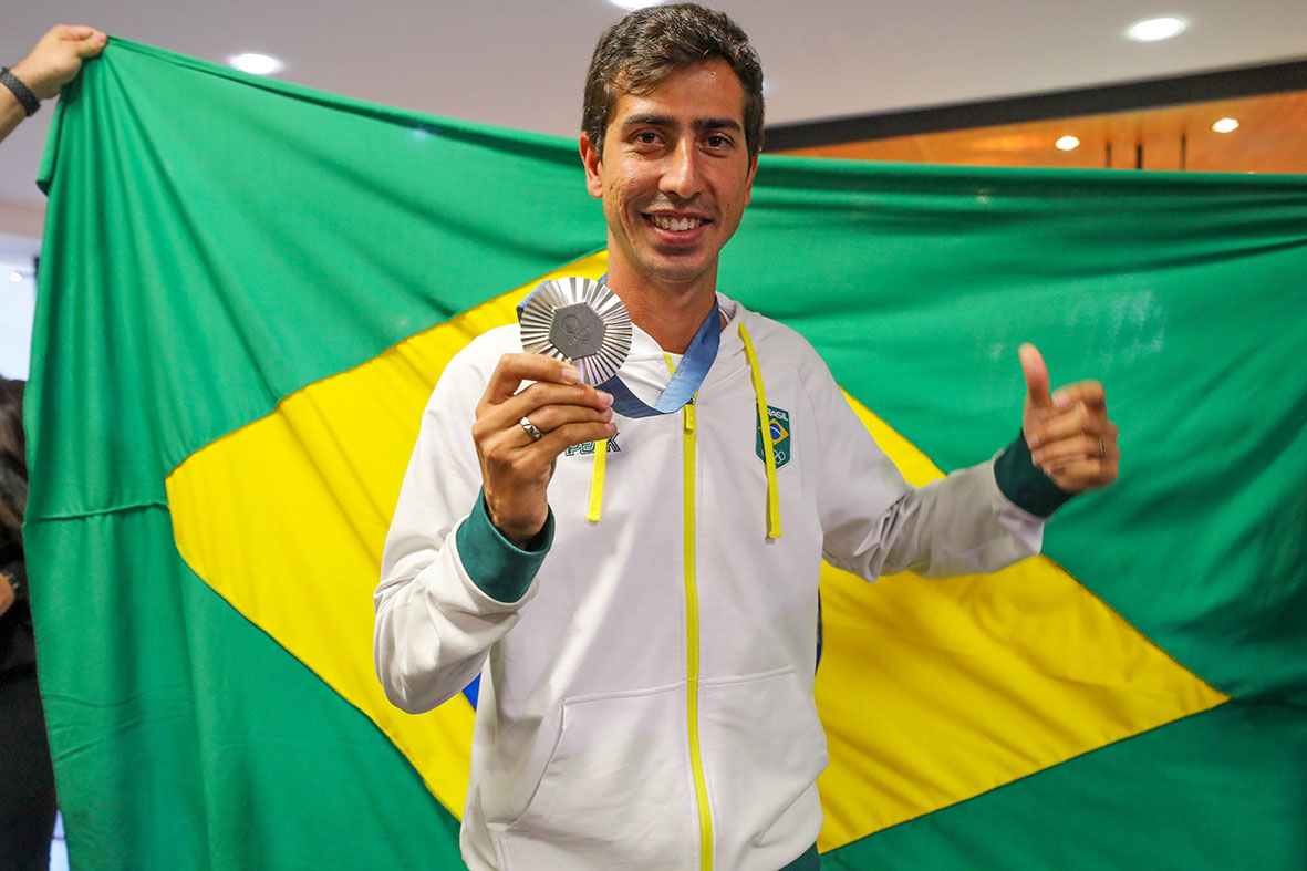 Herói olímpico, Caio Bonfim retorna a Brasília e exalta apoio do GDF: “Temos a melhor bolsa do Brasil”