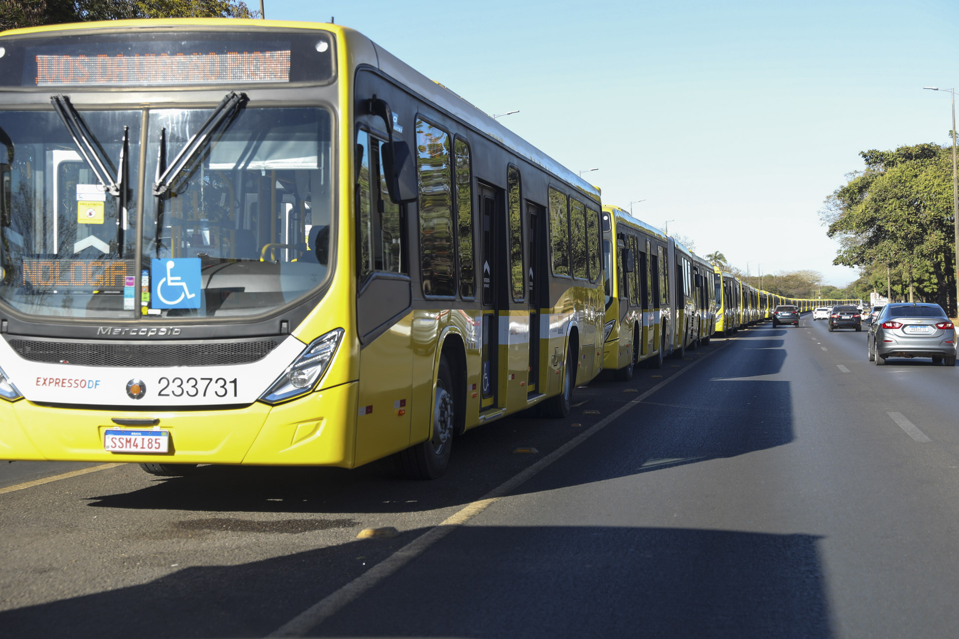 GDF recebe 90 novos ônibus para o BRT e anuncia compra de trens para o Metrô