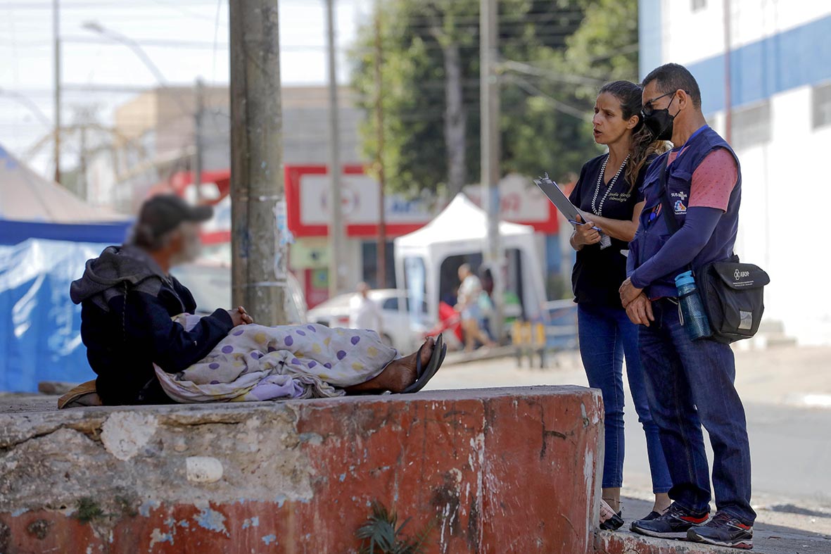 Pessoas em situação de rua de Ceilândia recebem atendimento de equipes do GDF