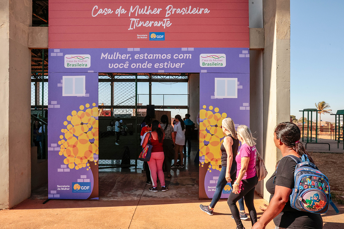 Casa da Mulher Brasileira Itinerante leva conscientização sobre violência doméstica e serviços a Ceilândia