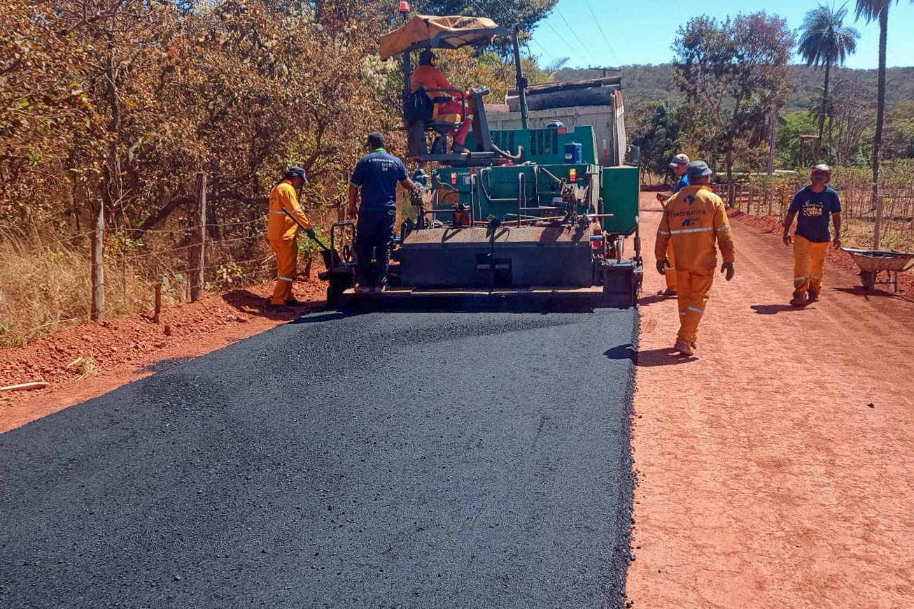 Estrada rural no Córrego do Atoleiro, em Planaltina, recebe asfalto