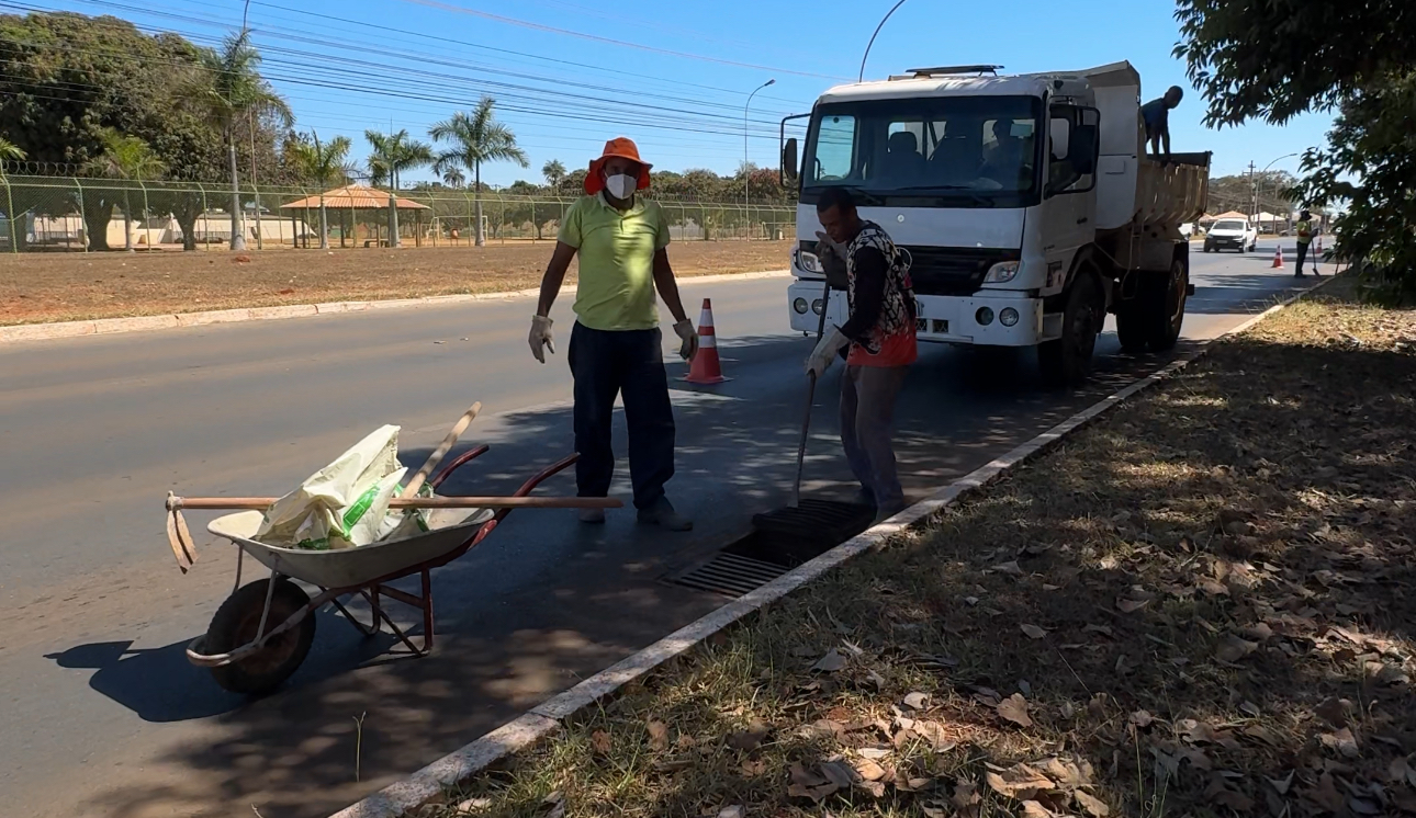 Bocas de lobo nas quadras 700 e 900 da Asa Norte passam por limpeza preventiva