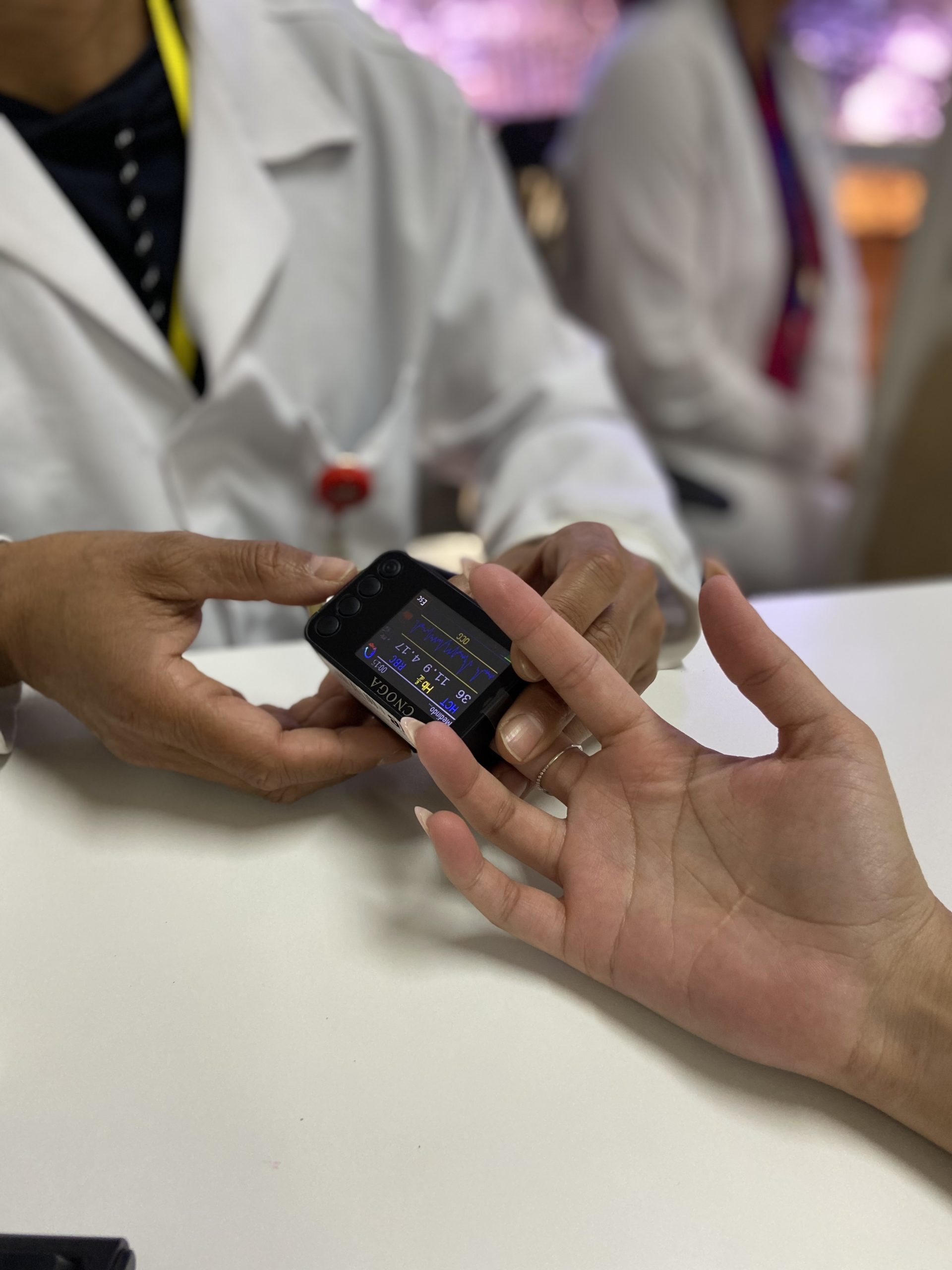 Novo método elimina furo no dedo em testes para doação de sangue no Hemocentro de Brasília