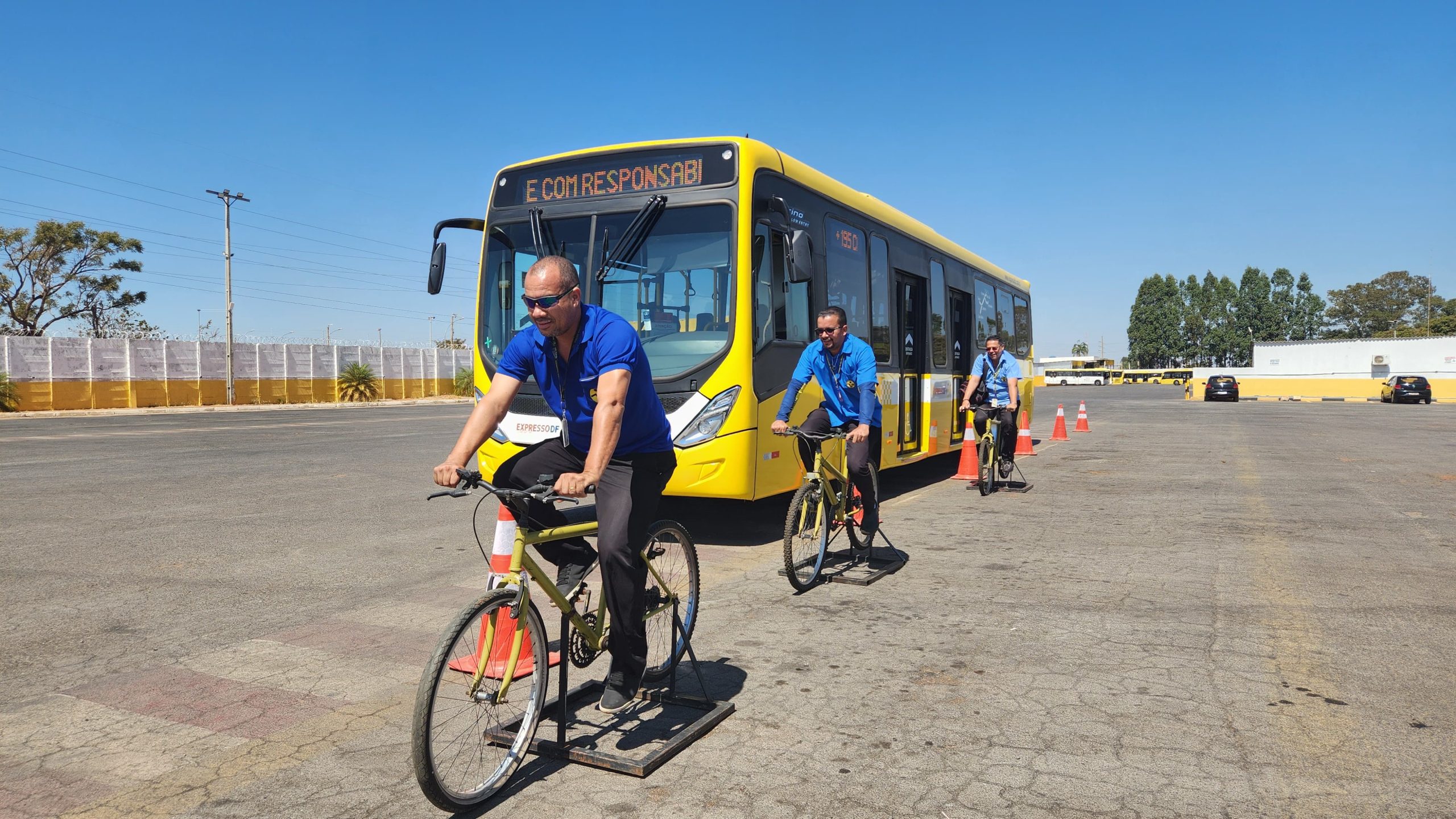 Motoristas de ônibus e ciclistas trocam experiências em dia de treinamento