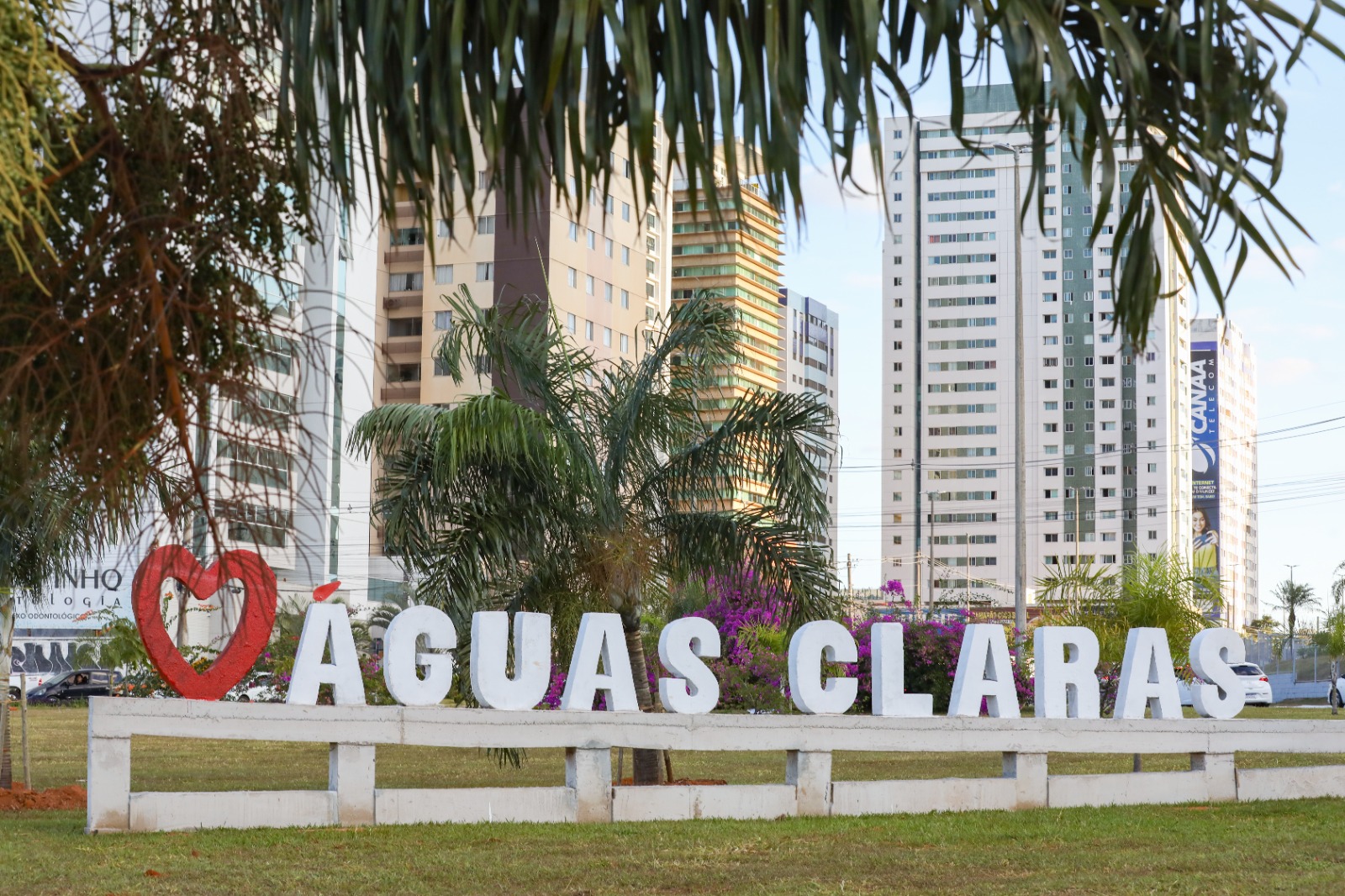 Debido a obras, un tramo de la Avenida Águas Claras permanecerá cerrado del viernes (23) al lunes (26).