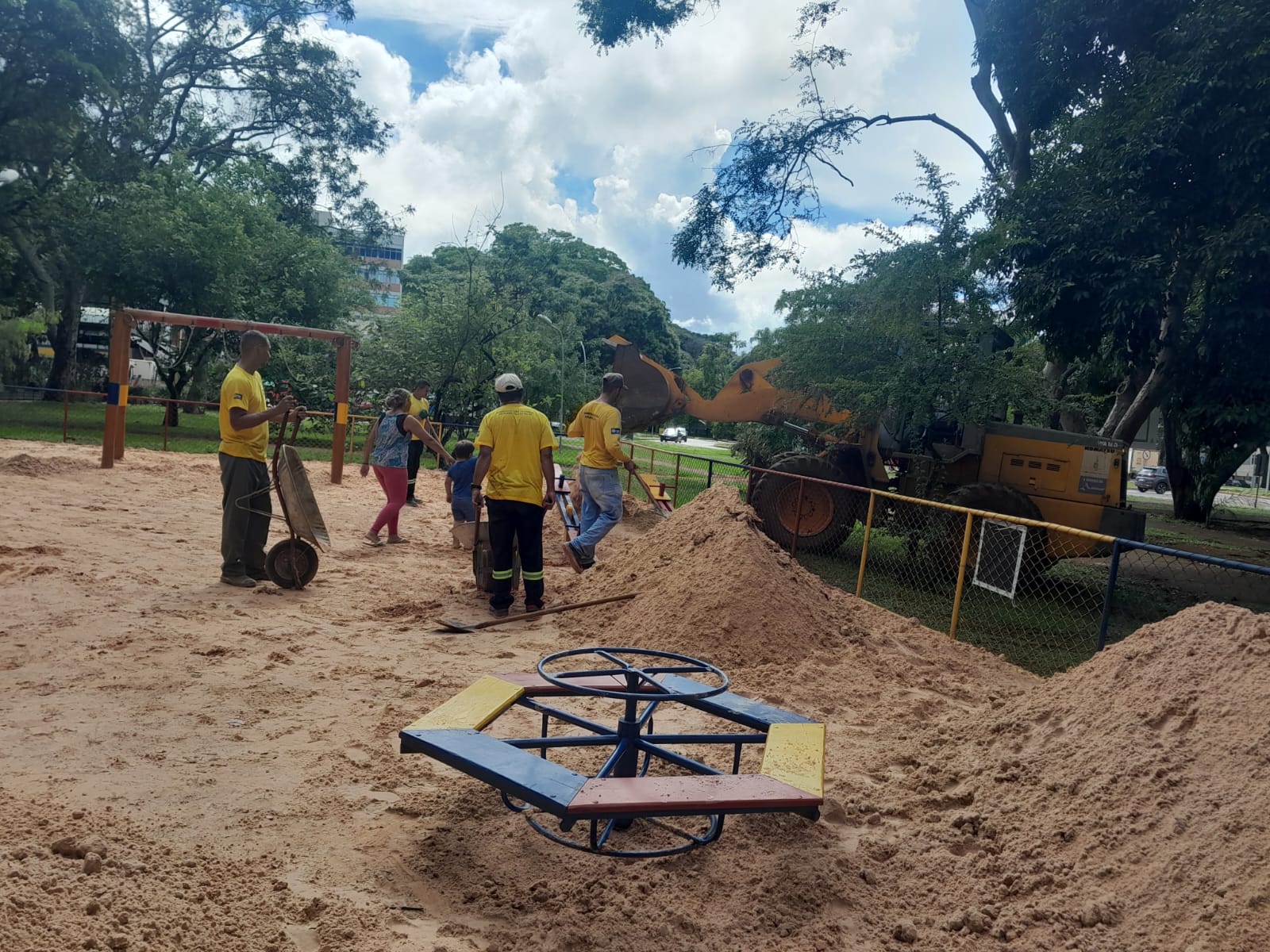 Mais de 100 toneladas de areia já foram repostas em parquinhos e quadras de areia do Plano Piloto