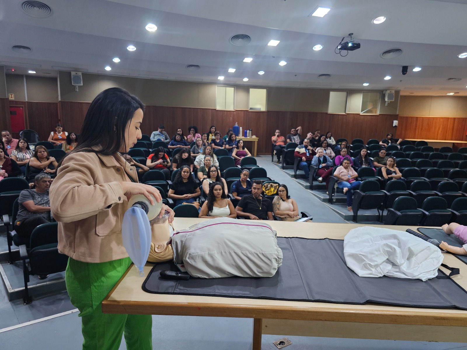 Colaboradores do HRSM participam de curso de reanimação cardiopulmonar