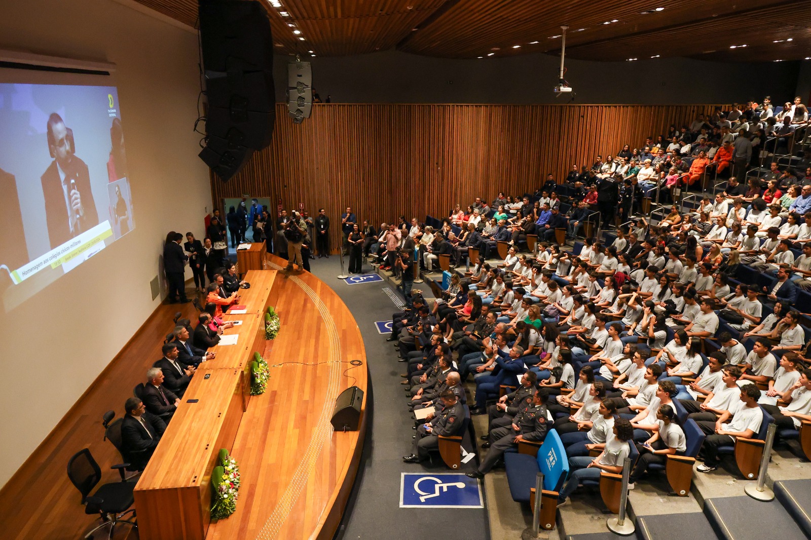 Alunos de colégios cívico-militares do DF participam de sessão na Câmara Legislativa