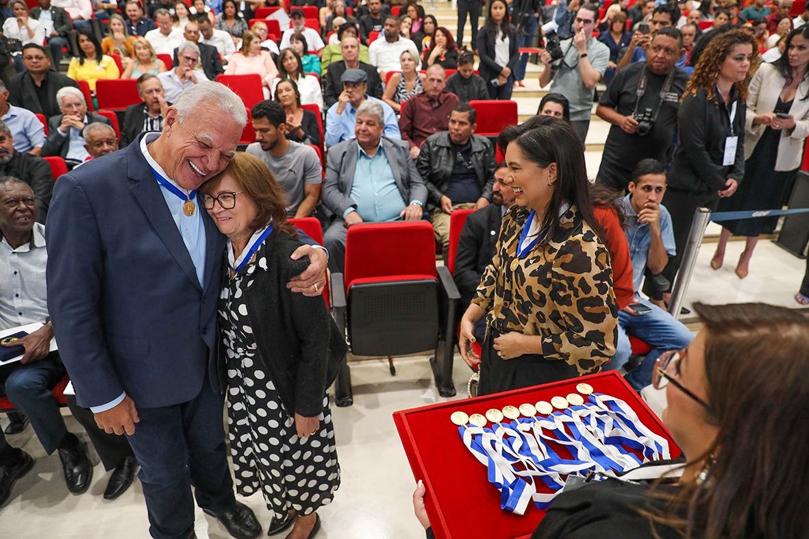 GDF reconhece 340 líderes comunitários com medalha