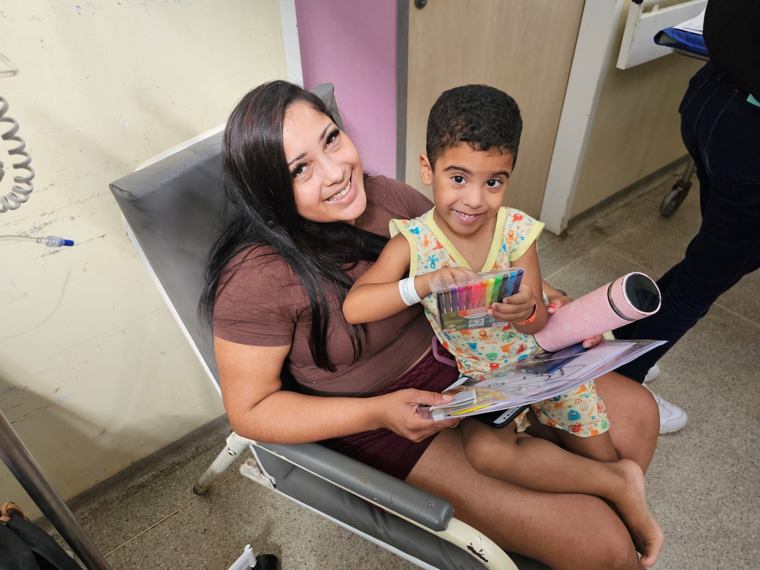 Kits para colorir são entregues a crianças atendidas no Hospital Regional de Santa Maria