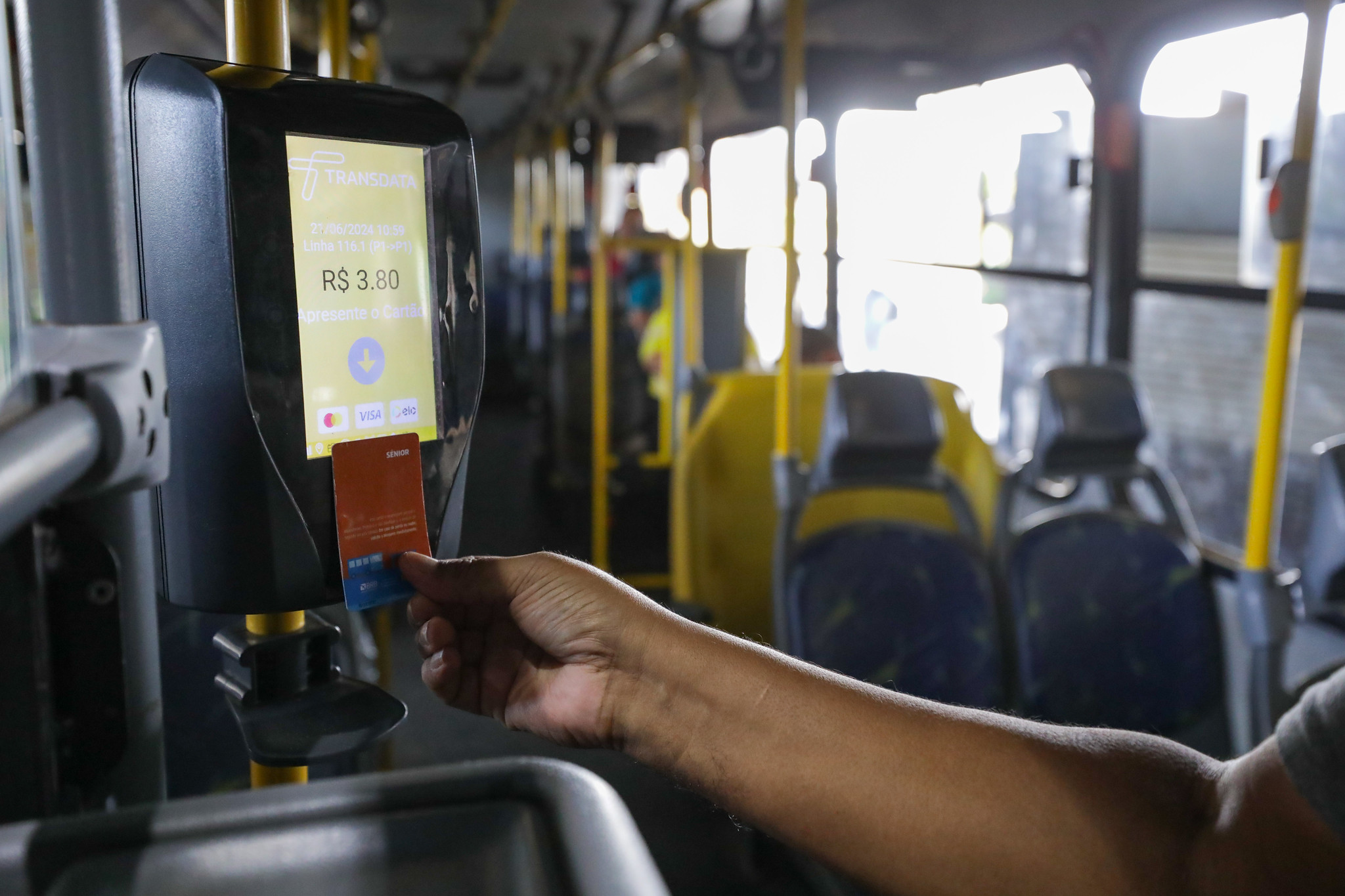 Mais 111 linhas de ônibus passam a aceitar apenas pagamento por meio eletrônico