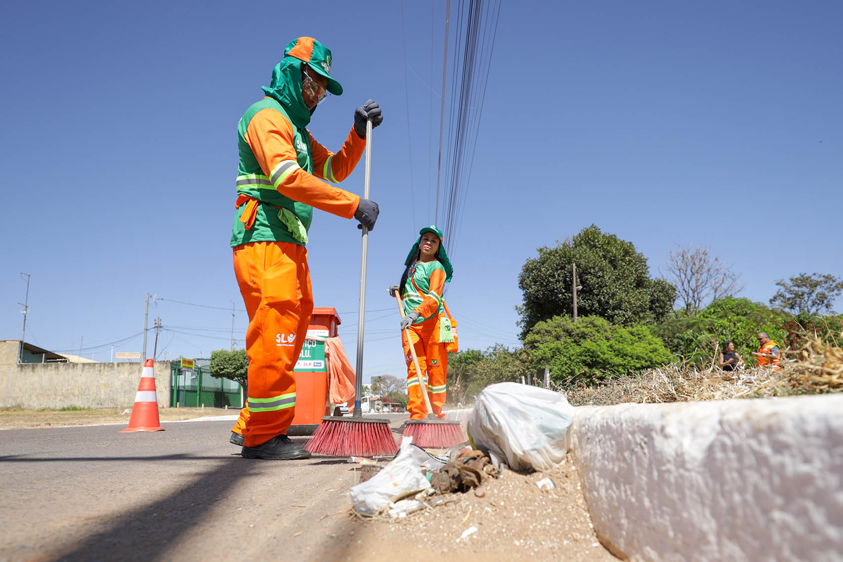 Garis têm horário de trabalho alterado e recebem kit de proteção durante período de seca