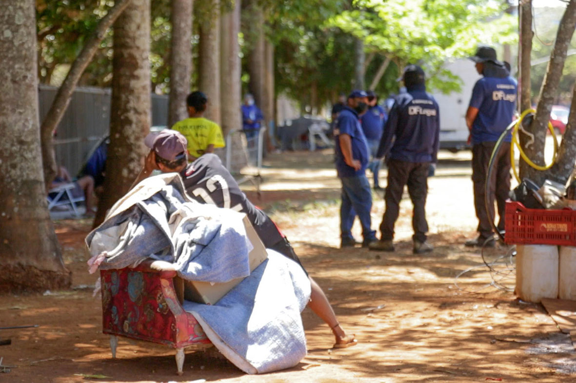 Equipes do GDF atendem 14 pessoas em situação de rua no Plano Piloto