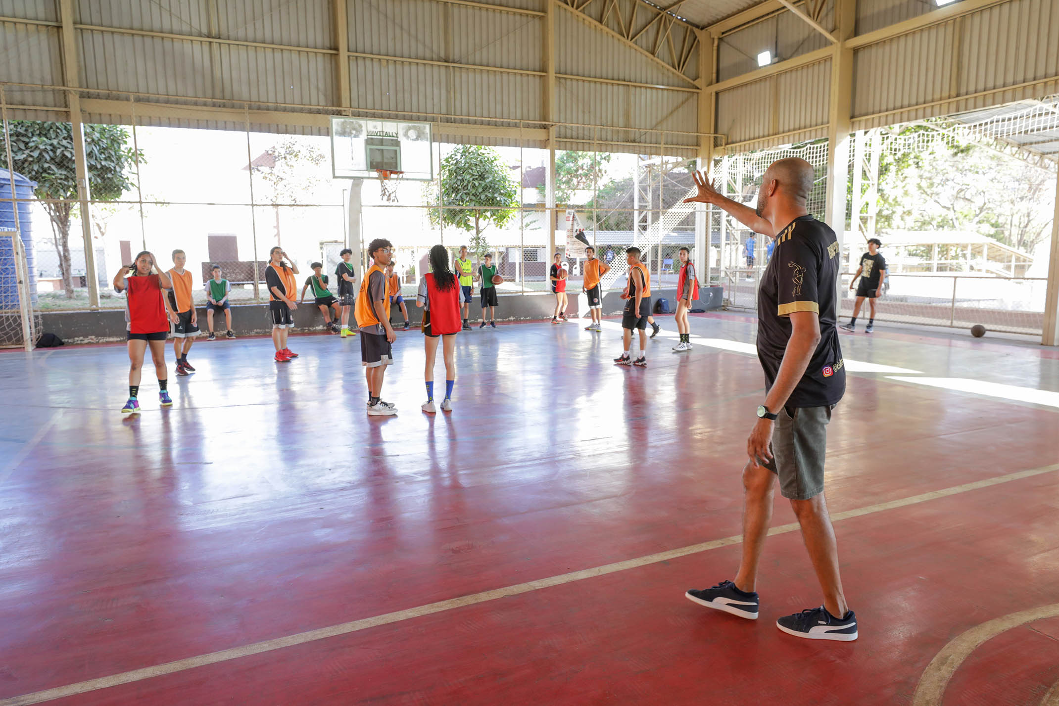 Lições na quadra e na vida: professor da rede pública inspira alunos com aulas de basquete