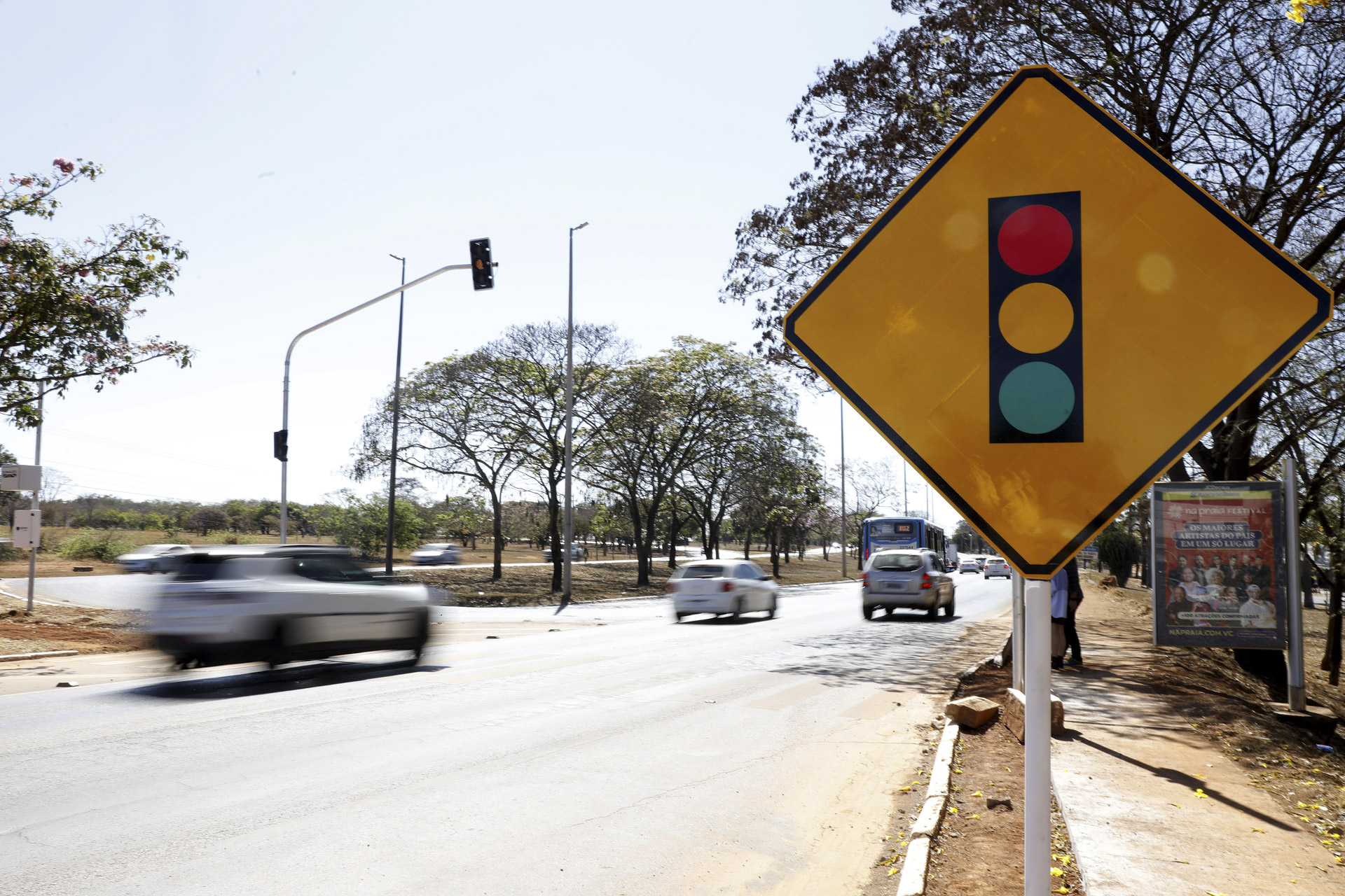 Prestes a fazer aniversário, Vila Telebrasília ganha novo semáforo e calçadas