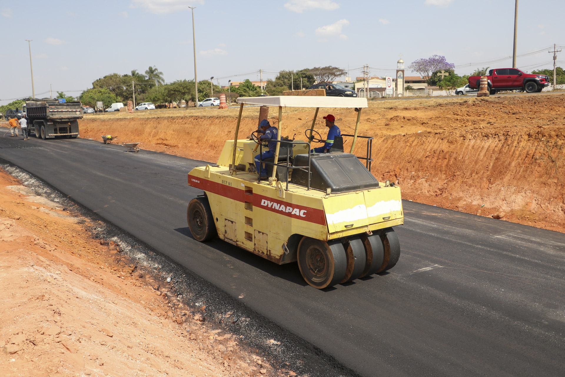 Equipes iniciam pavimentação das alças de acesso ao Viaduto do Riacho Fundo